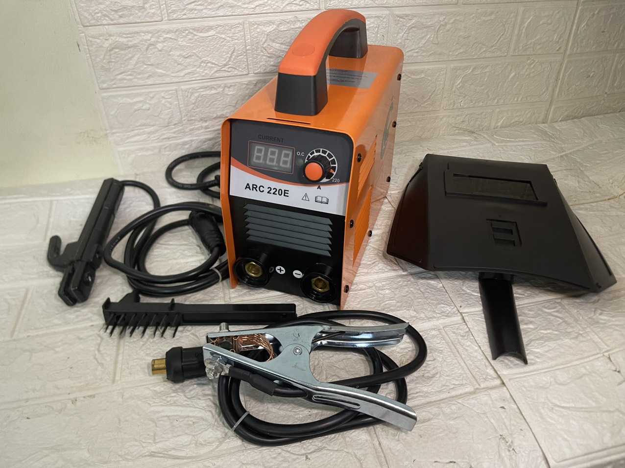 Máy hàn mini, máy hàn que điện tử ARC 220E giá rẻ, hàn kéo que 1,6-2,5ly, hàn chấm que 3.2ly, hàn que inox phù hợp sử dụng gia đình