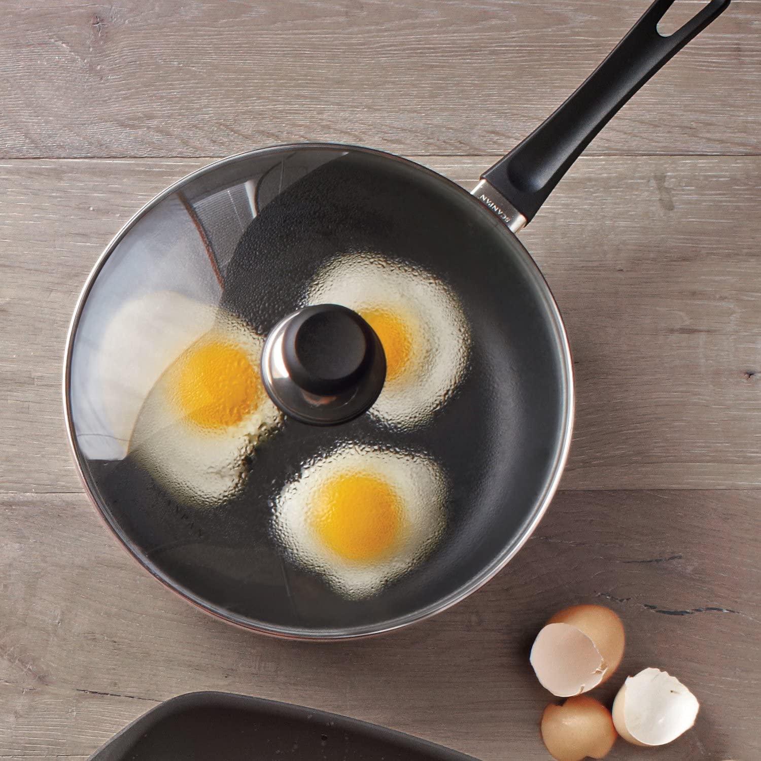 Chảo chống dính sâu lòng Scanpan Classic 26cm 26101204 có nắp, công nghệ chống dính STRATANIUM chiên rán ít dầu mỡ, bảo hành chống dính 3 năm, sản xuất tại Đan Mạch