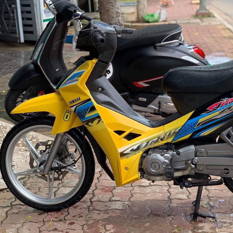 Tem rời Sirius hoa văn dán xe vàng bụng sau đen