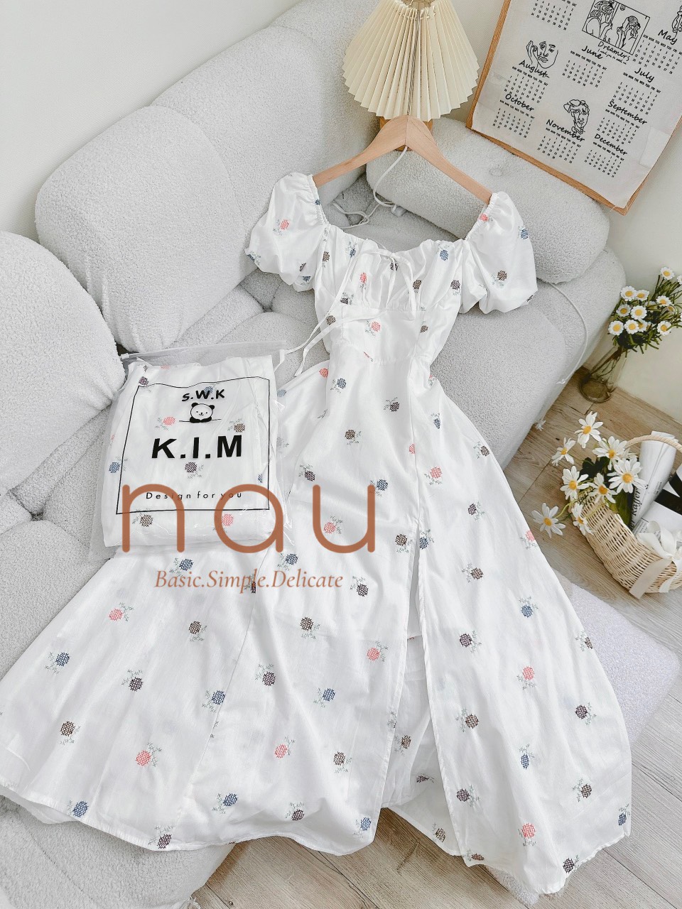 Đầm trắng thêu hoạ tiết xẻ tà
