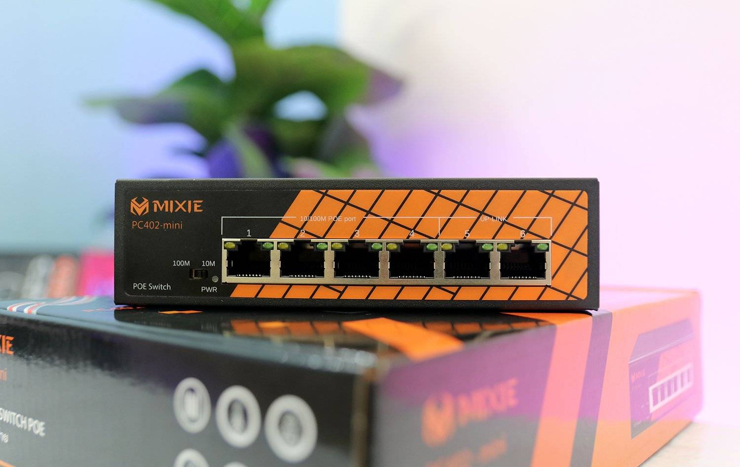 Switch Poe Camera MIXE PC402-Mini gồm 4 cổng POE RJ45 10/100M và 2 cổng UPlink tốc độ 10/100m