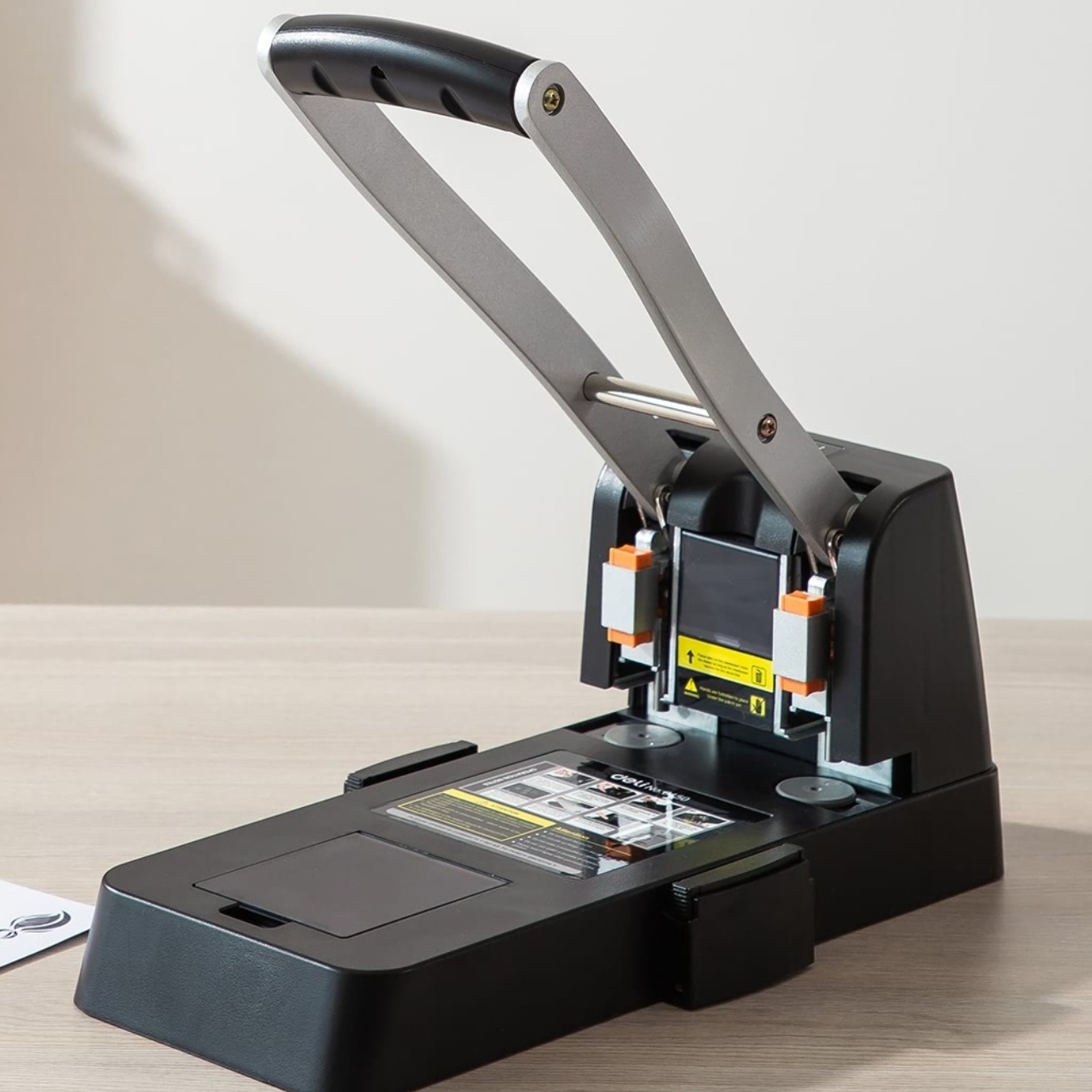 Máy đục lỗ đại 150 tờ Deli, Đen - 1 cái E0150