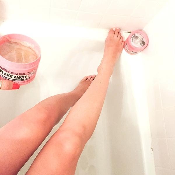 Tẩy da chết toàn thân Soap & Glory Body Scrub Flake Away (Bill Anh)