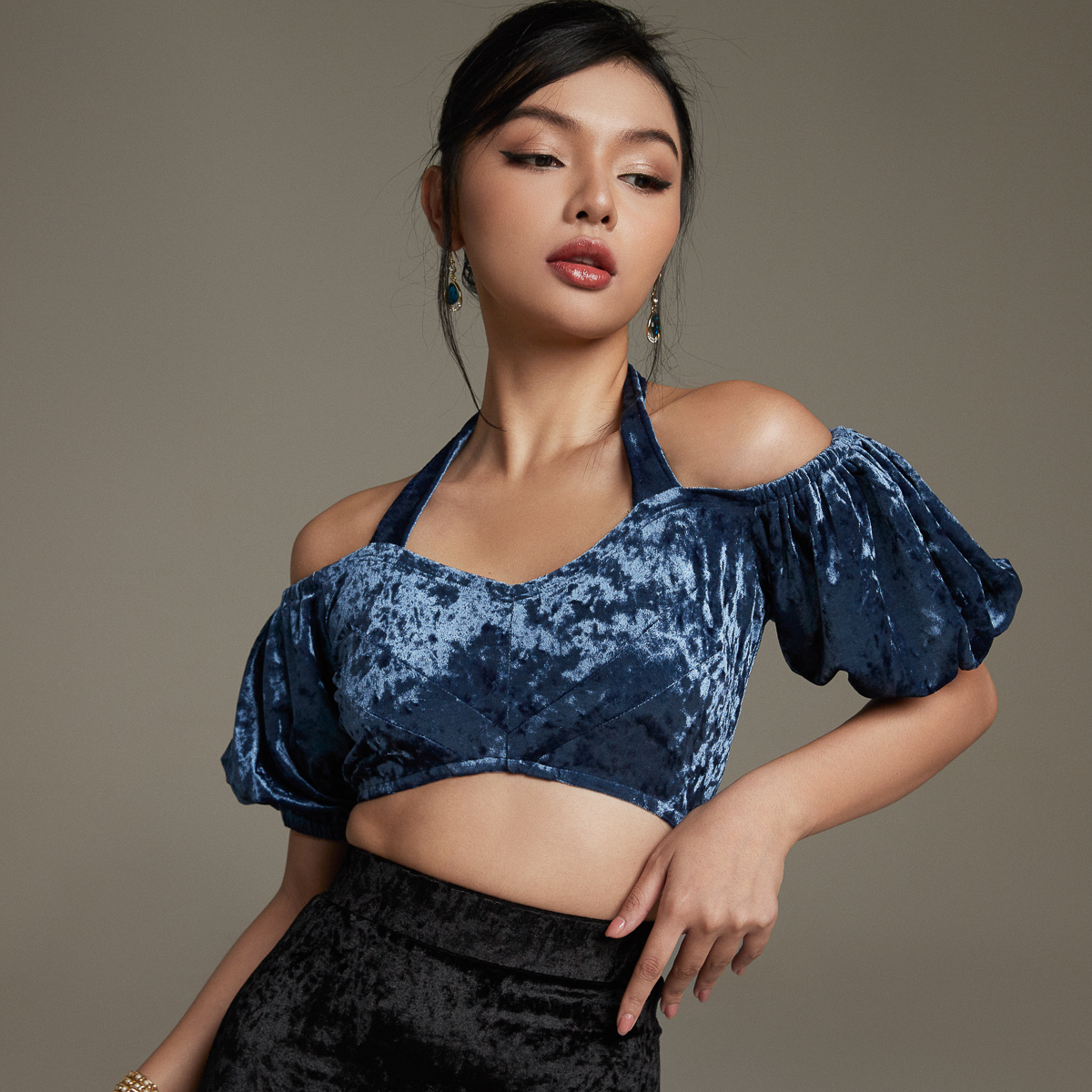 [NHẬP MÃ NOVFALAZSOCIAL02 GIẢM 40K ĐƠN 199K  ] Áo croptop Maybi ôm nhung tay phồng phối cột nơ