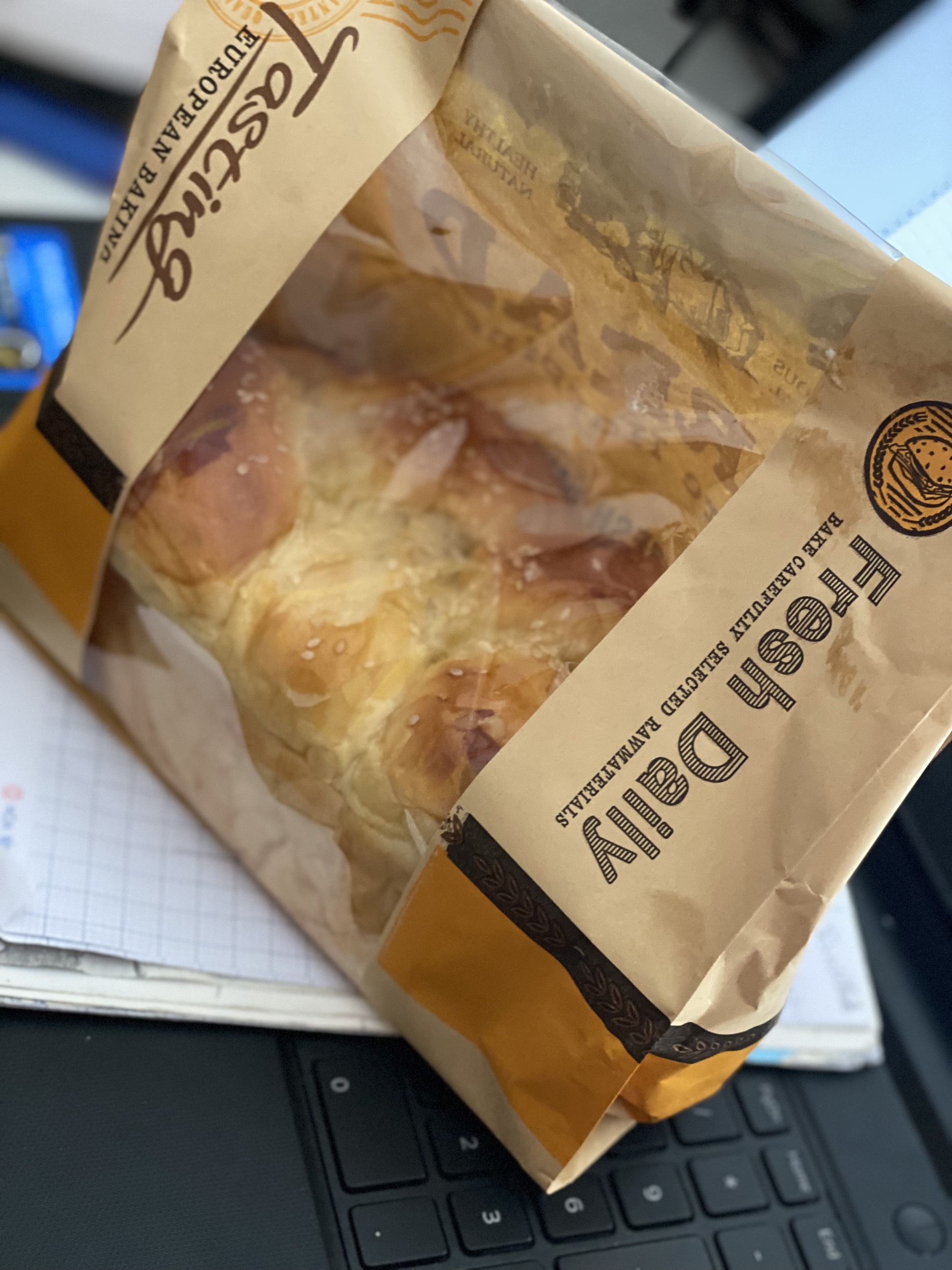 1 Ổ Bánh mì hoa cúc , thơm ngon 100% bánh mới mỗi ngày