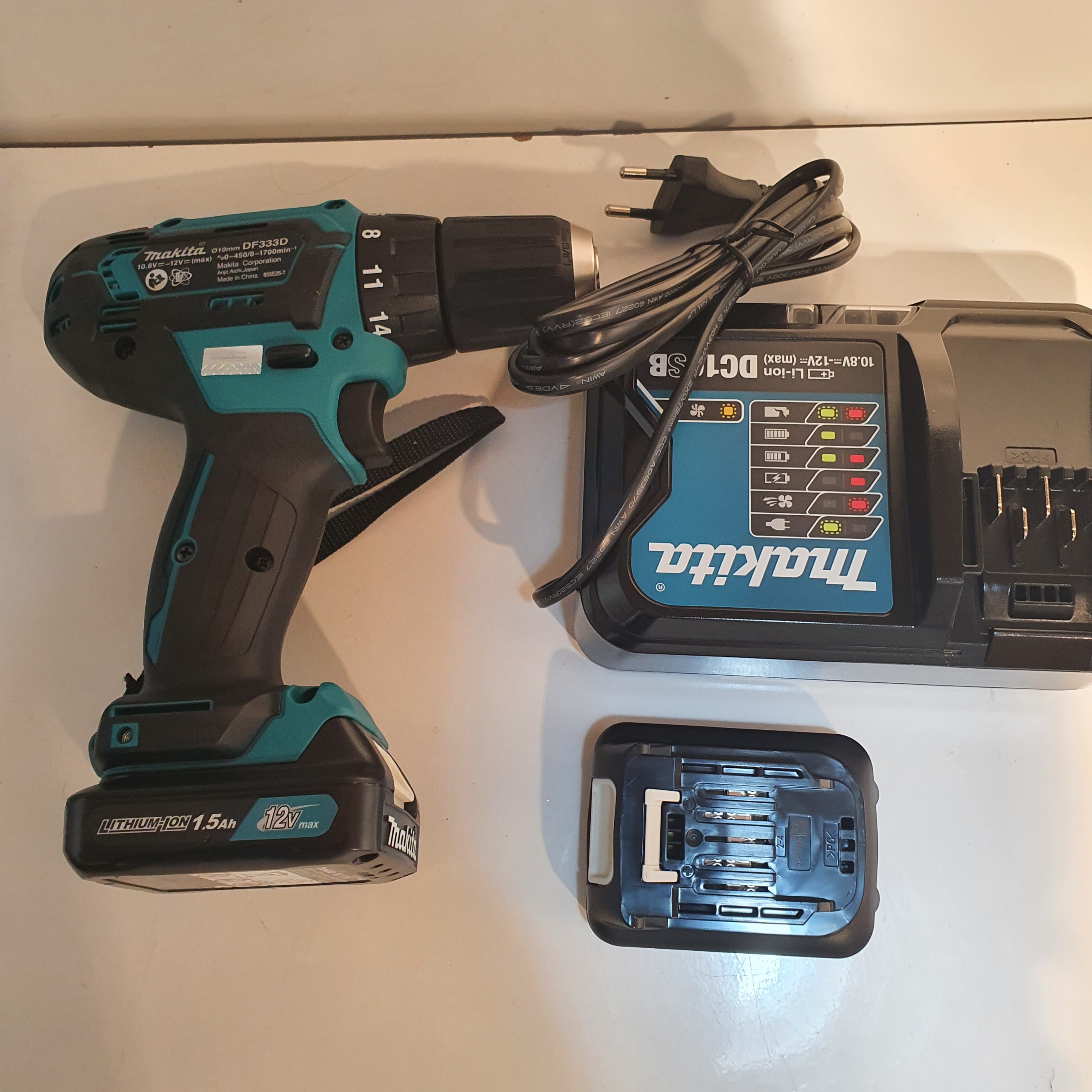 Máy khoan và vặn vít dùng pin Makita DF333D