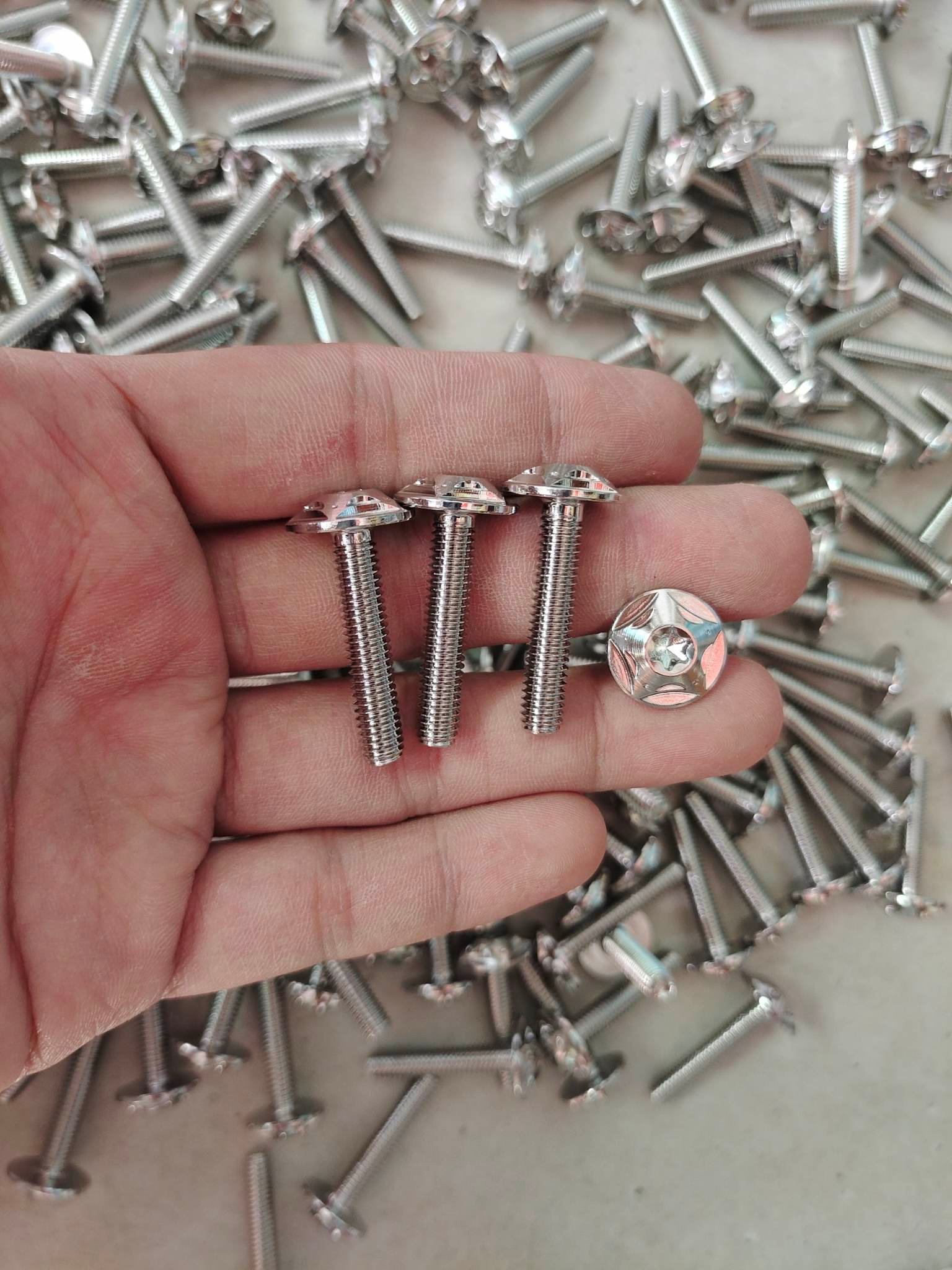 Ốc salaya inox 304 6ly 3 phân đầu dù ngôi sao