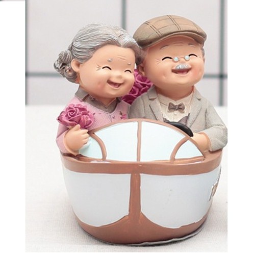 Tượng ông bà hạnh phúc - lái cano