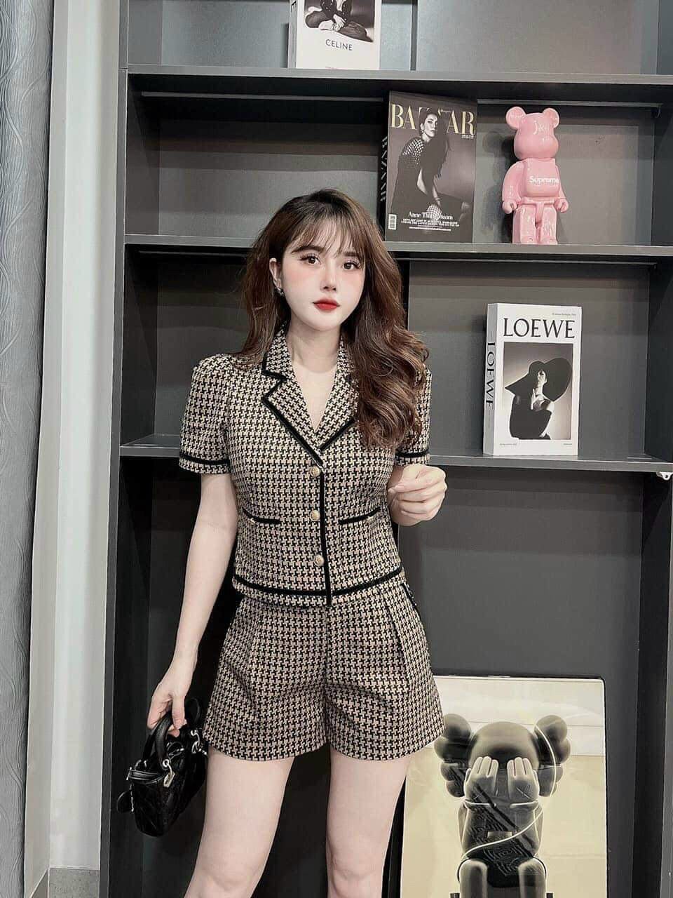 Sét bộ đùi hoạ tiết caro như hình, sét bộ nữ áo cổ vest phối quần đùi trẻ trung, sét vest bố dạ hàng chuẩn shop