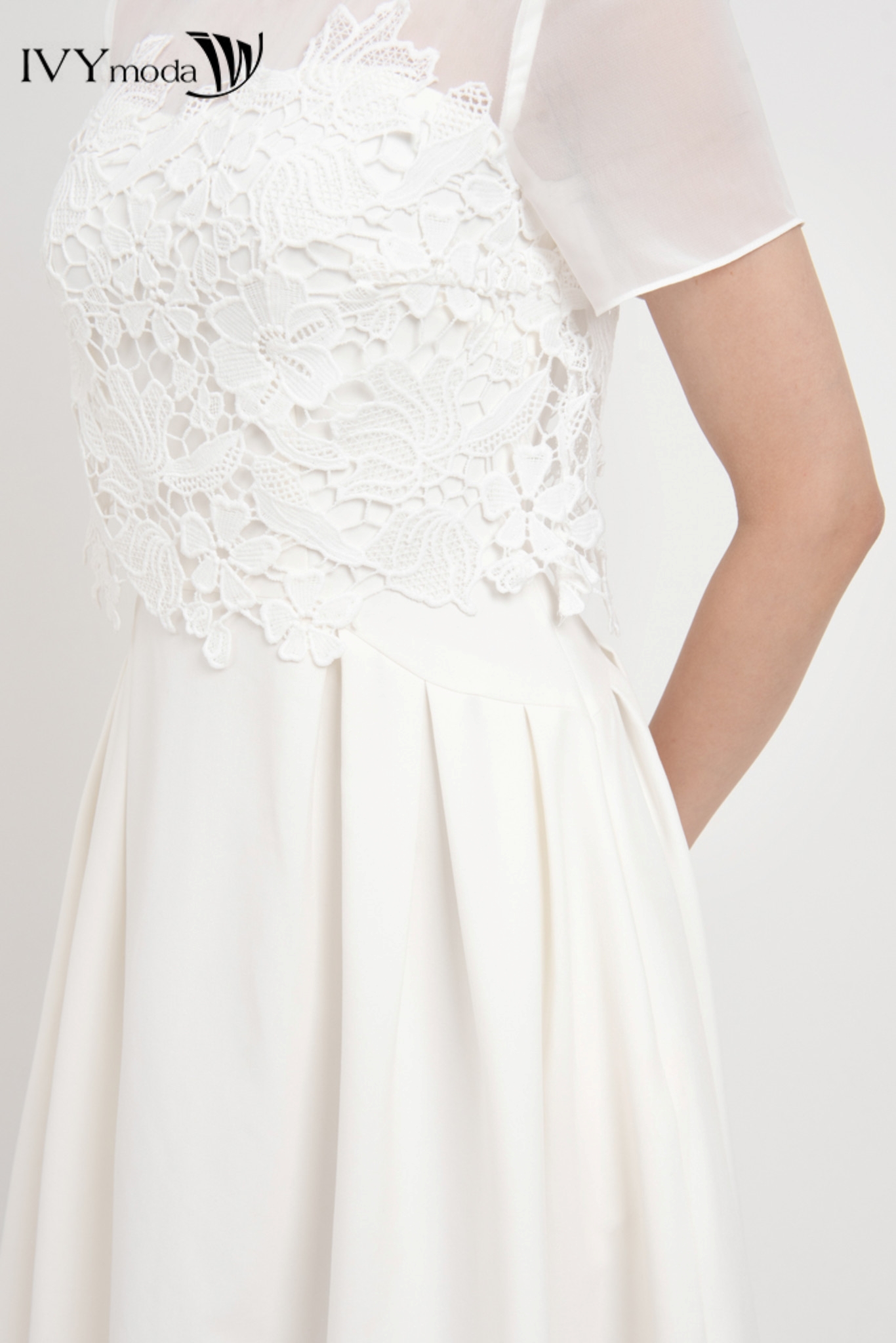 Đầm xòe phối ren hoa IVY moda MS 48M8352