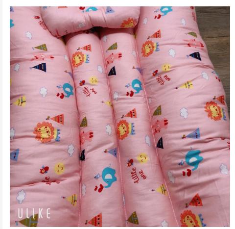 Bộ đệm ngủ cho bé có kèm gối.