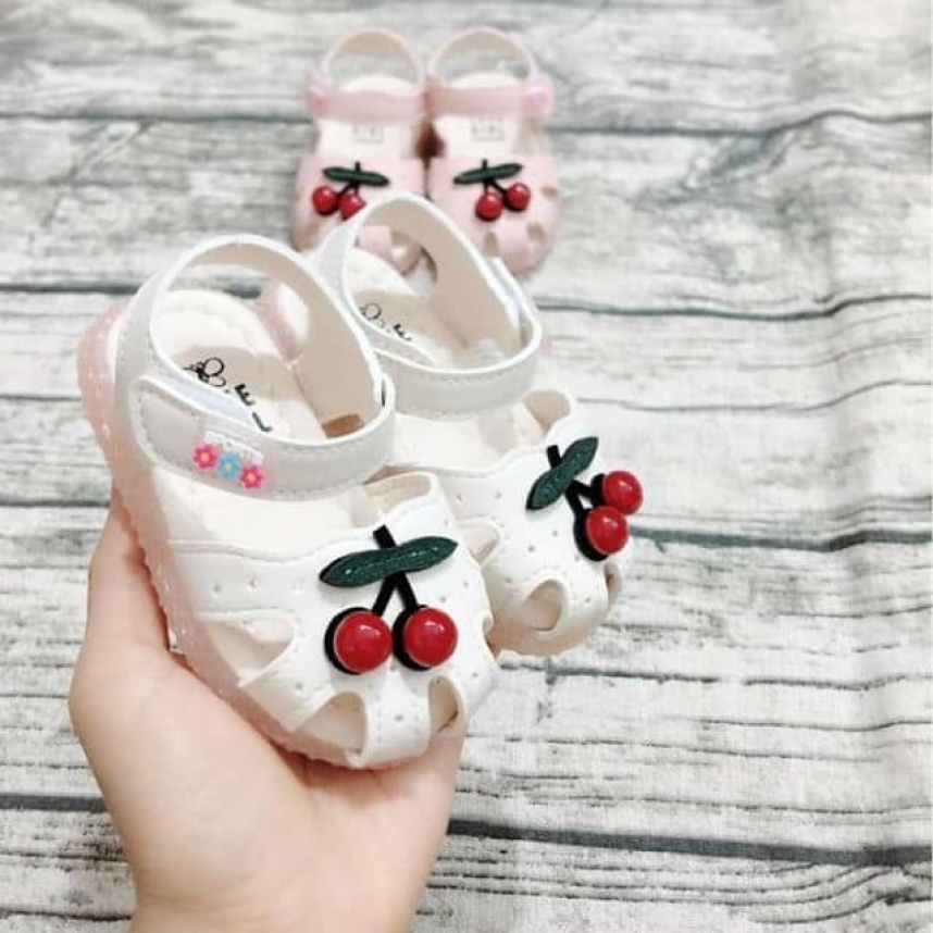 Giày tập đi cho bé gái cherry màu trắng giá rẻ