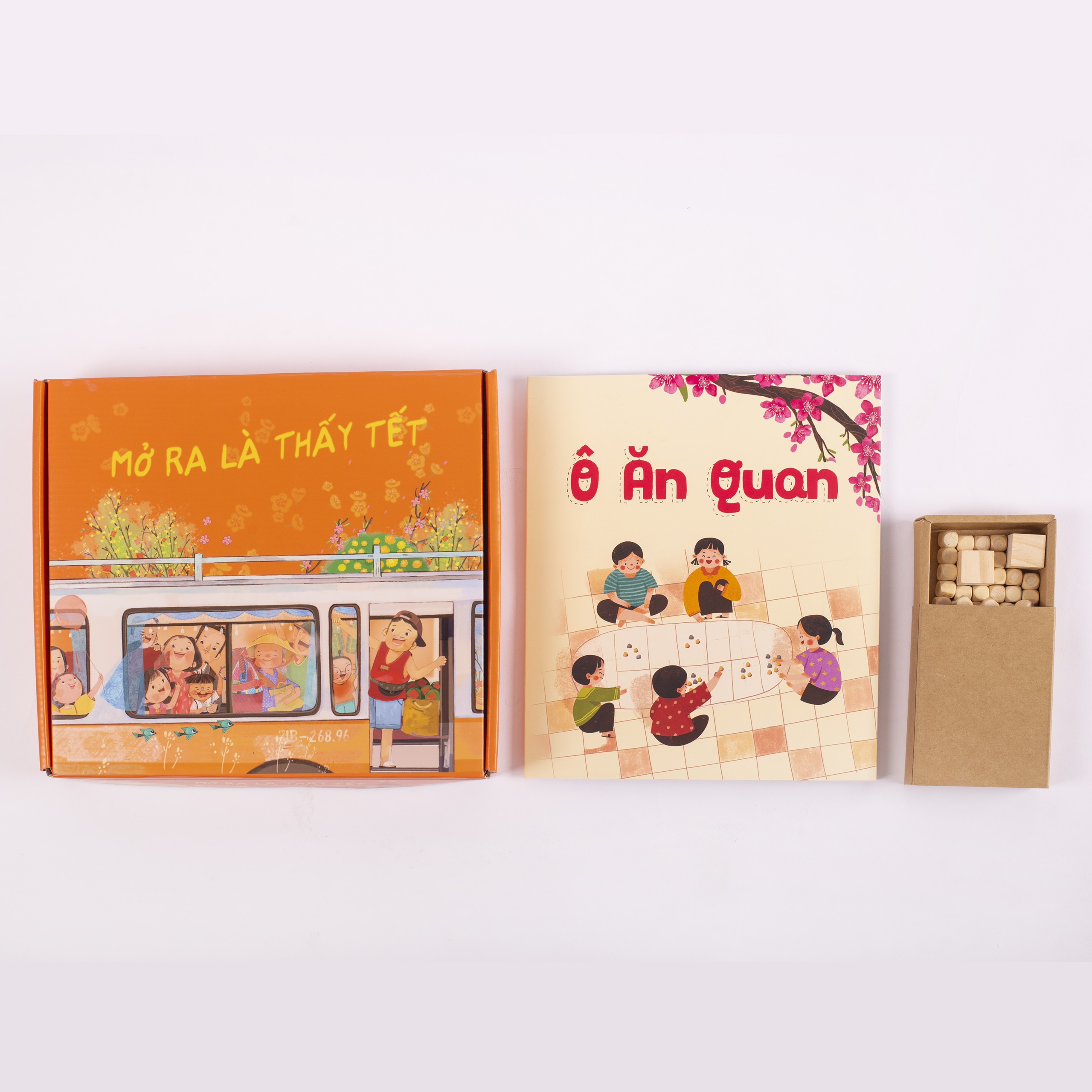 Mở ra là thấy tết ! gồm cuốn sách 'xin chào tết ơi', đồ chơi đông tây nam bắc, sticker về tết, 3 phong bao lì xì kèm câu đối, phong bao đựng sách xinh