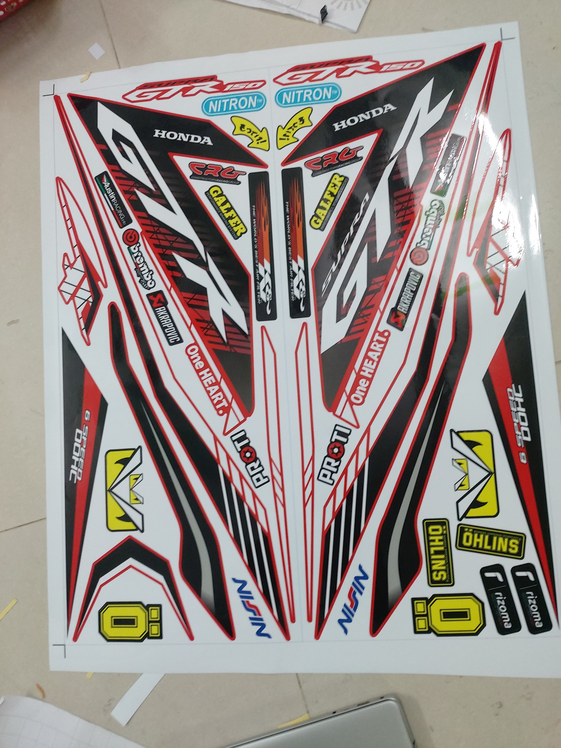 Tem xe winner GTR sọc chéo