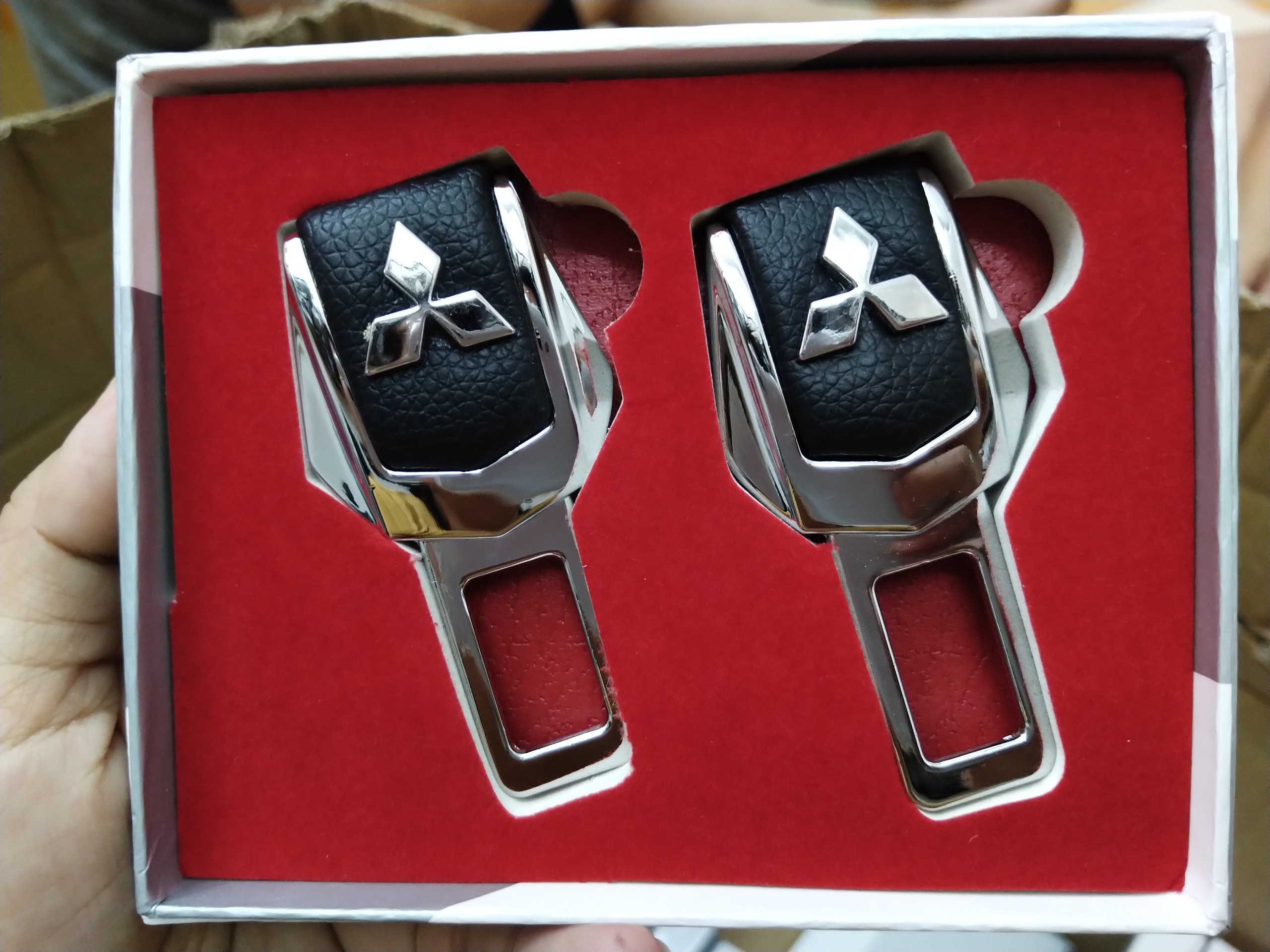 CHỐT ĐAI AN TOÀN - BỘ 2 CÁI CHỐT Ngắt chuông đai an toàn ô tô, đủ các hãng xe