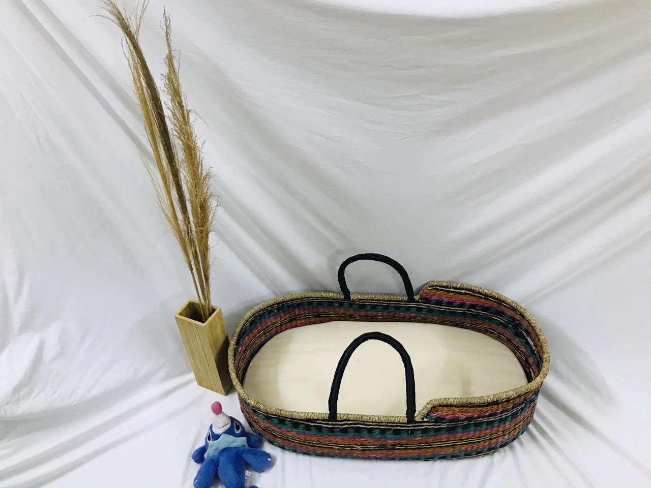 Nôi cói siêu xinh xắn dành cho em bé kích thước : Dài: 77 cm X Rộng: 42 cm X Cao 28 cm