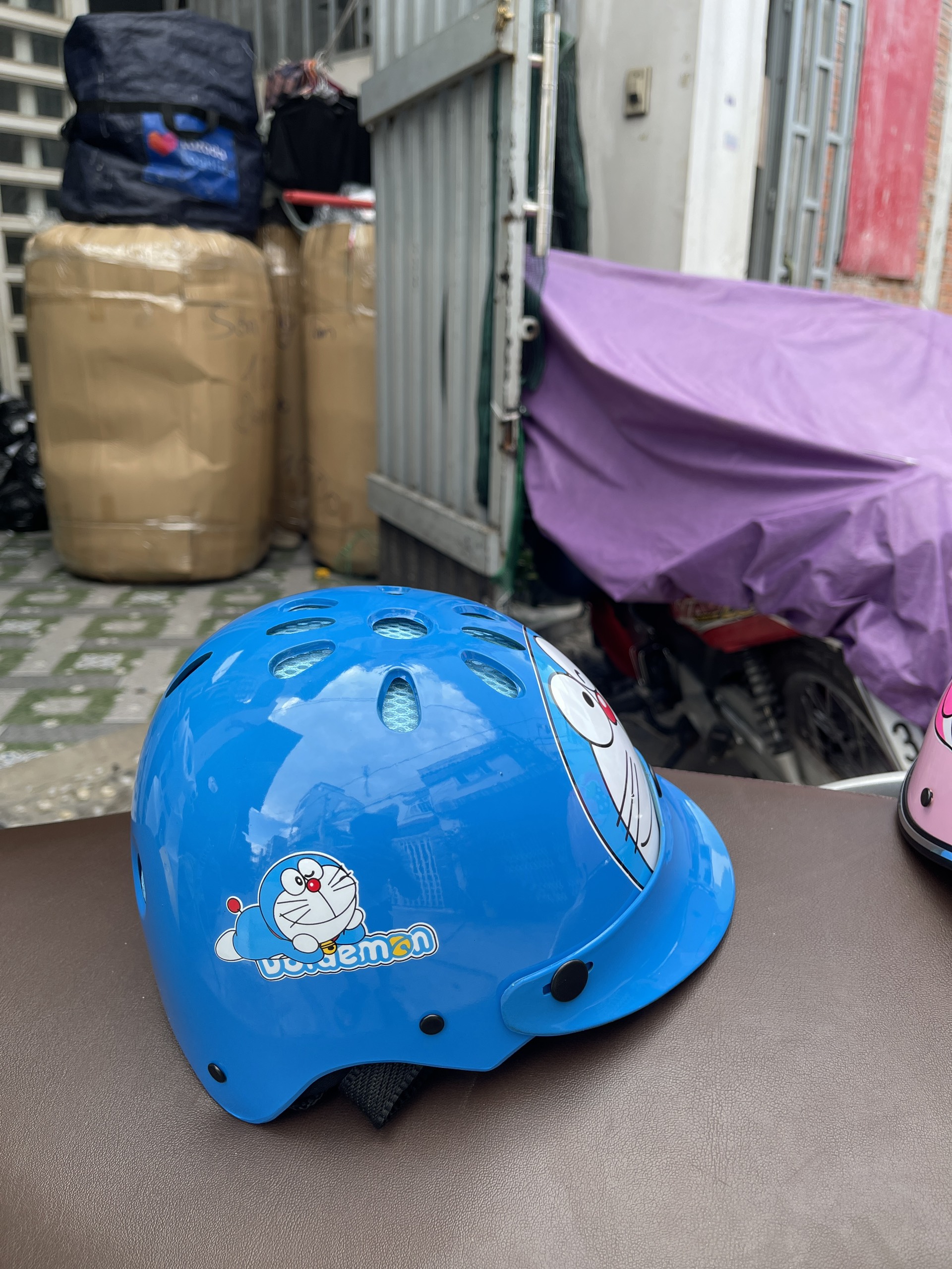 nón bảo hiểm dtoremon e bé từ 2 t đên 7 t(có tai)