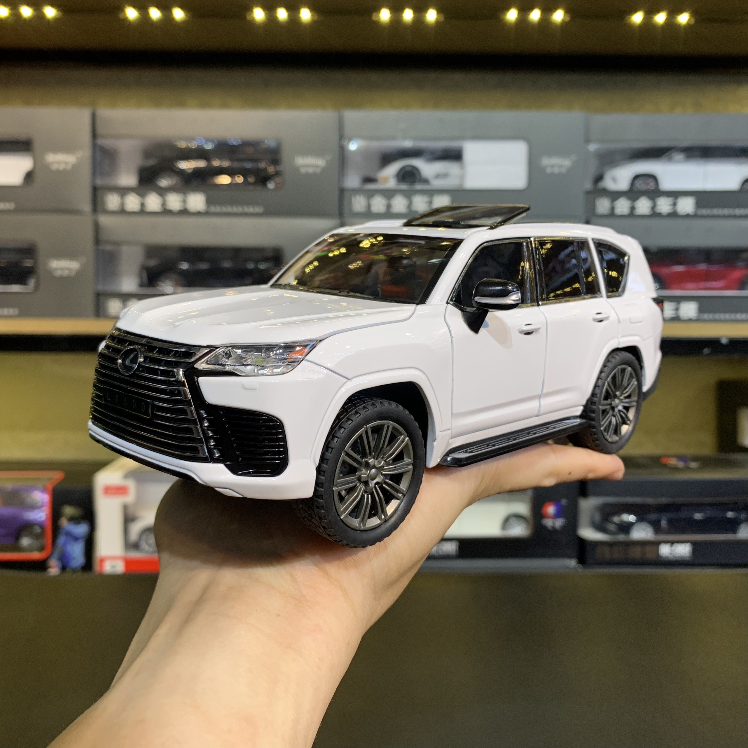 Mô hình xe Lexus LX600 tỉ lệ 1:24 CHIMEI
