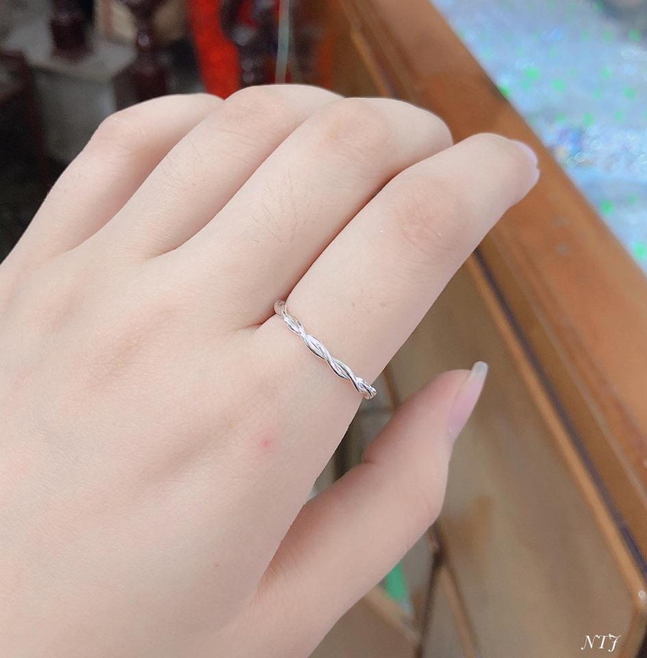 Nhẫn nữ bạc dạng xoắn cá tính