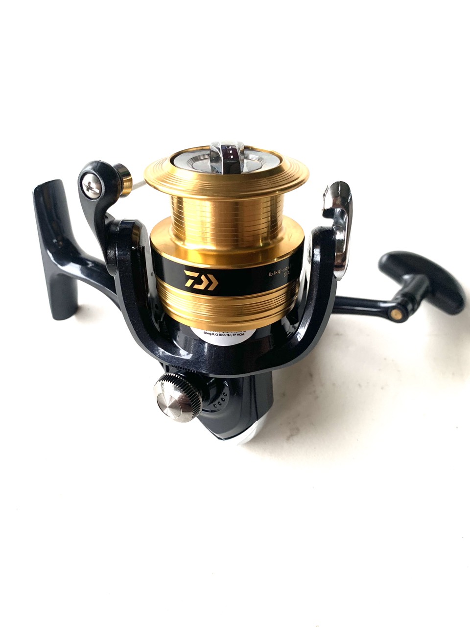 Máy câu cá cao cấp daiwa sweepfire siêu bền 2500 - 4500 , màu vàng pha đen nổi bật , sản xuất tại việt nam quay cực mượt