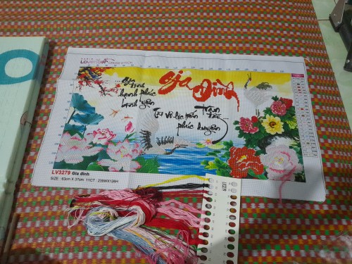 Tranh thêu chữ thập Gia đình LV3279 - Kích thước: 63x37 cm
