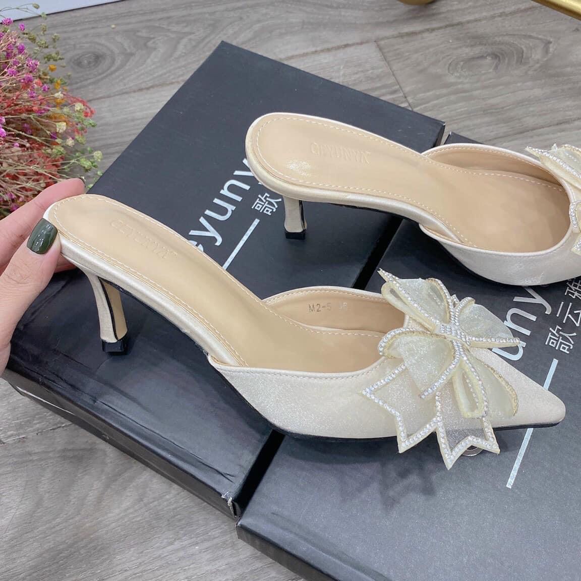 Sục lụa nơ đá