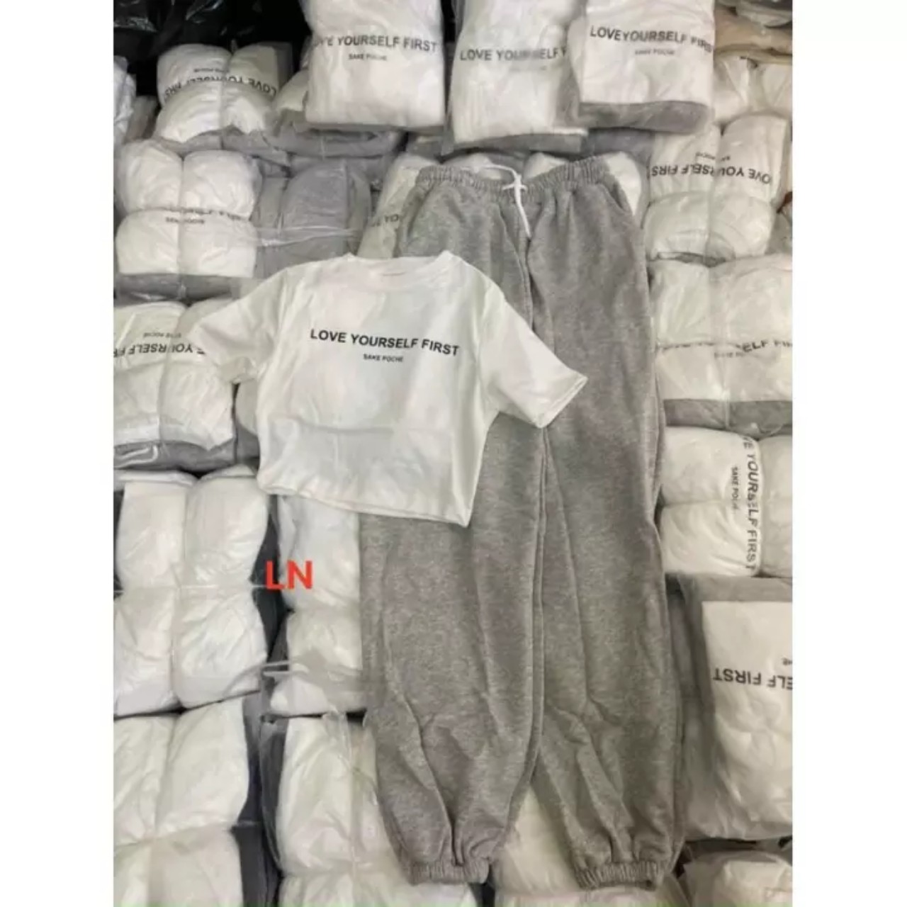 Áo Croptop Cá Tính + Quần Bom