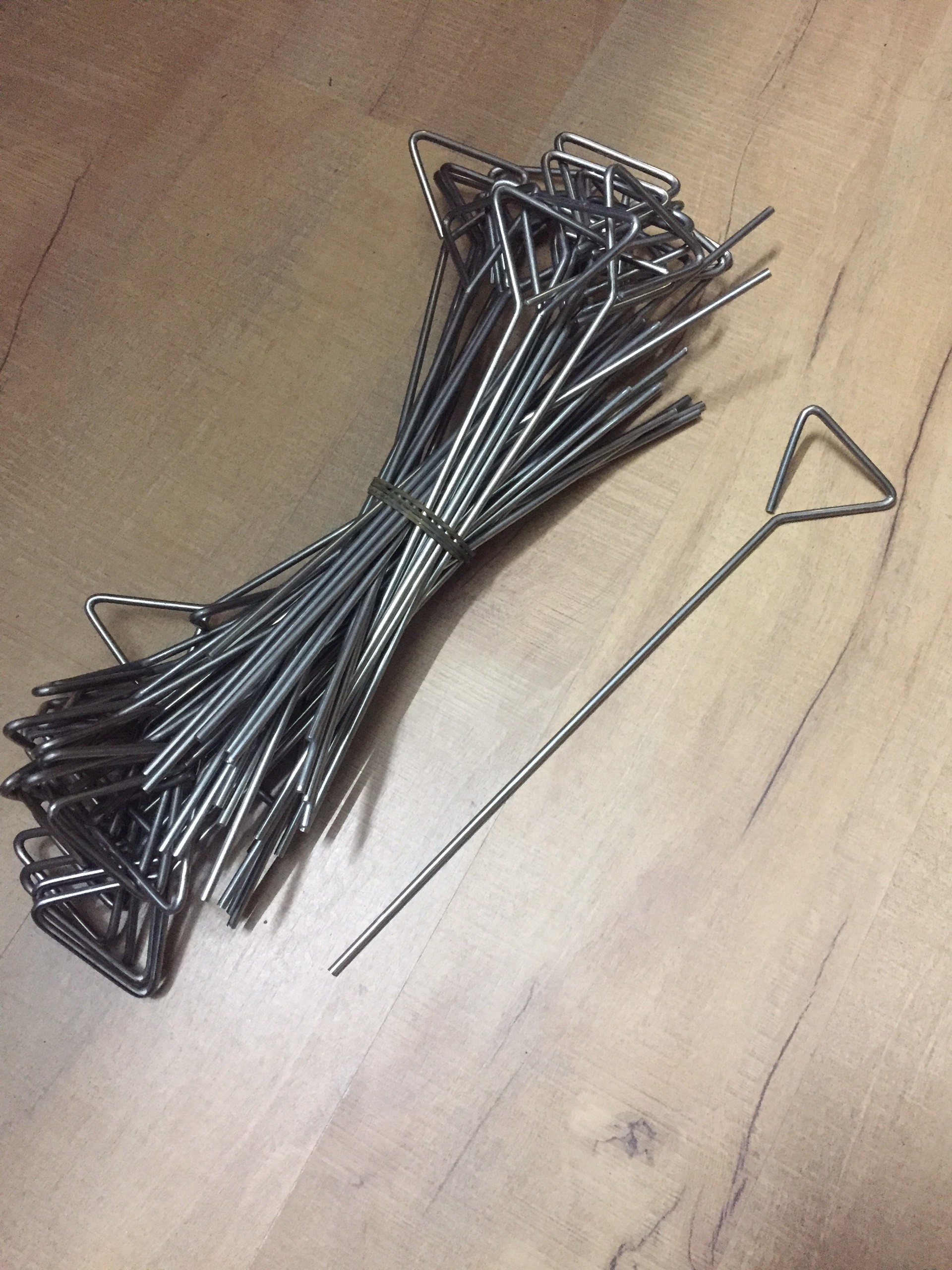 Que cấy tam giác bằng inox