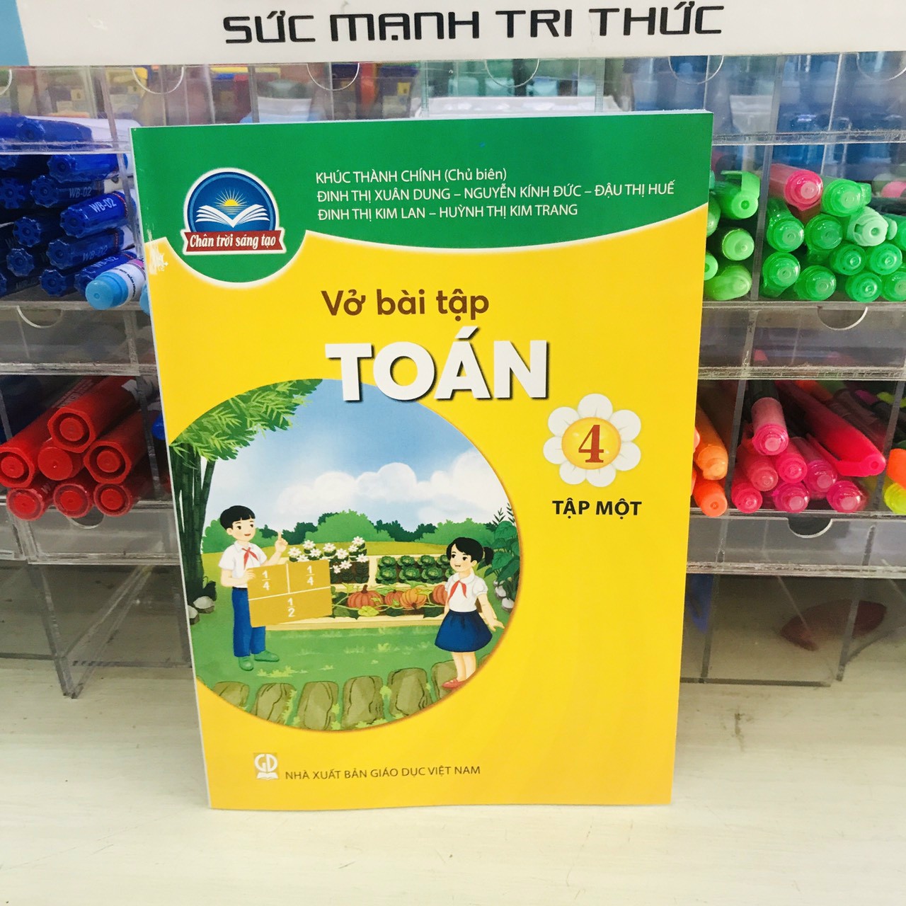 Toys, vở bài tập toán lớp 4 tập 1+ 2 cái muchi.