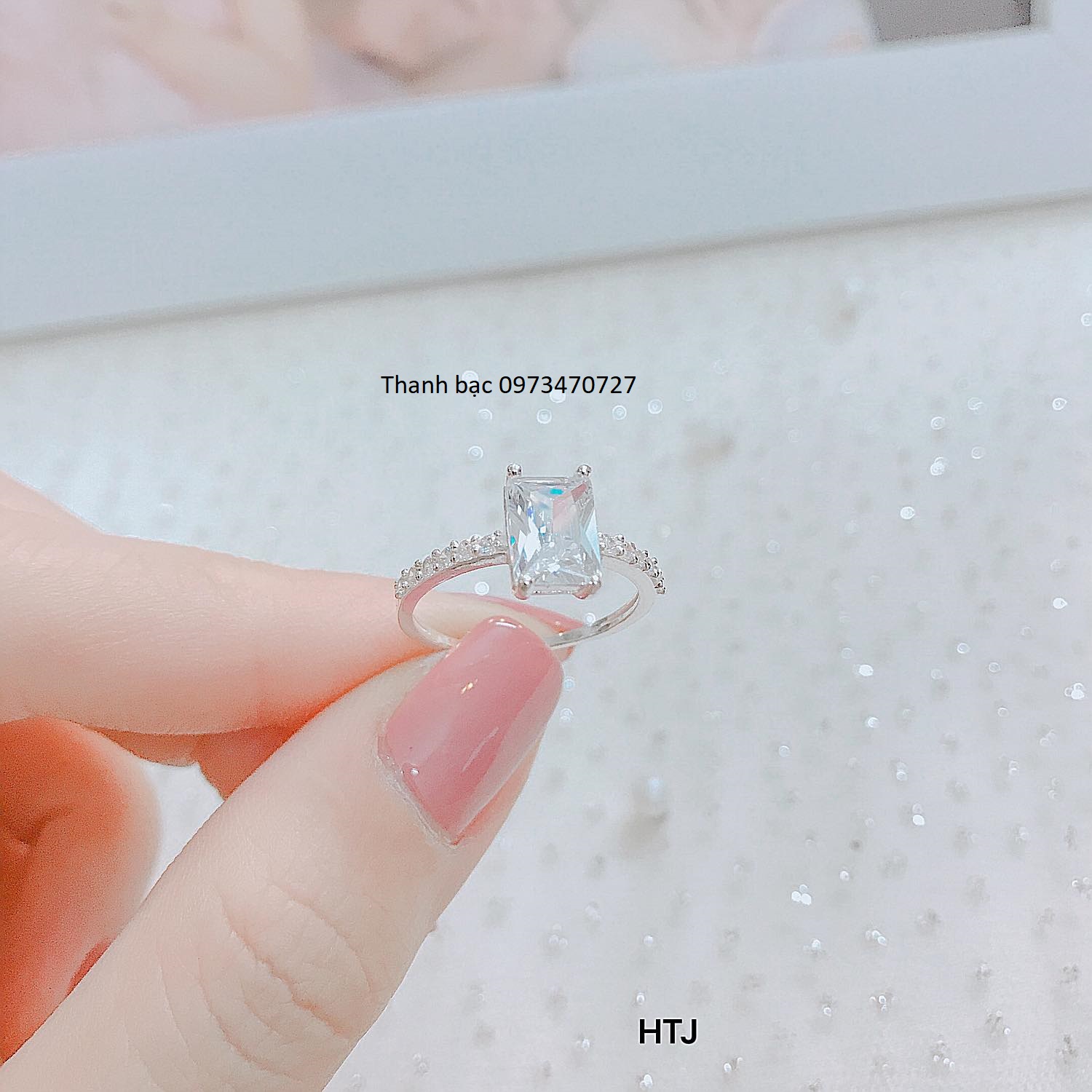 Nhẫn nữ đá vuông bạc ta cá tính mẫu mới