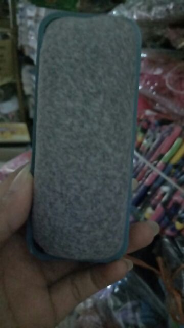 Dụng cụ lau bảng viết phấn.