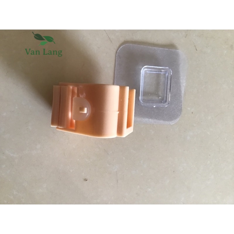 Kẹp chổi dán tường chắc chắn tiện dụng