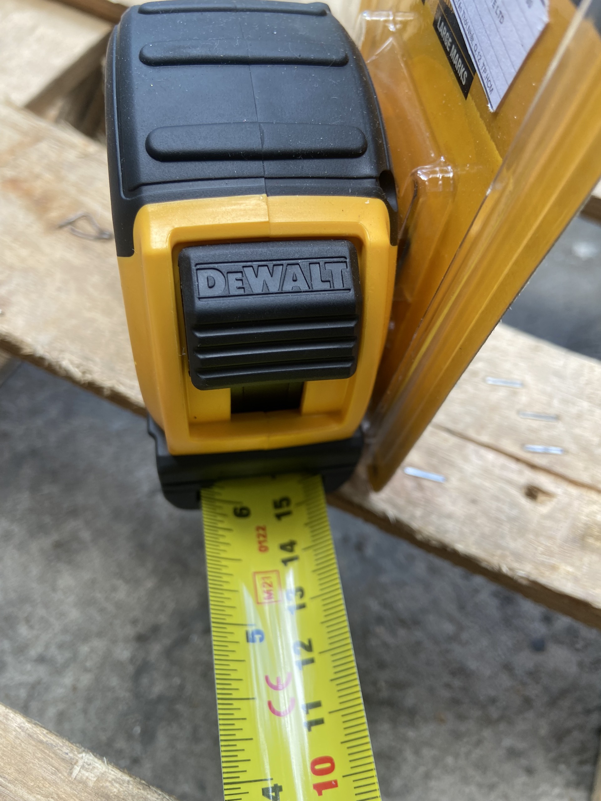 DWHT36027-0-30 Thước cuốn thép Dewalt 8m/26"