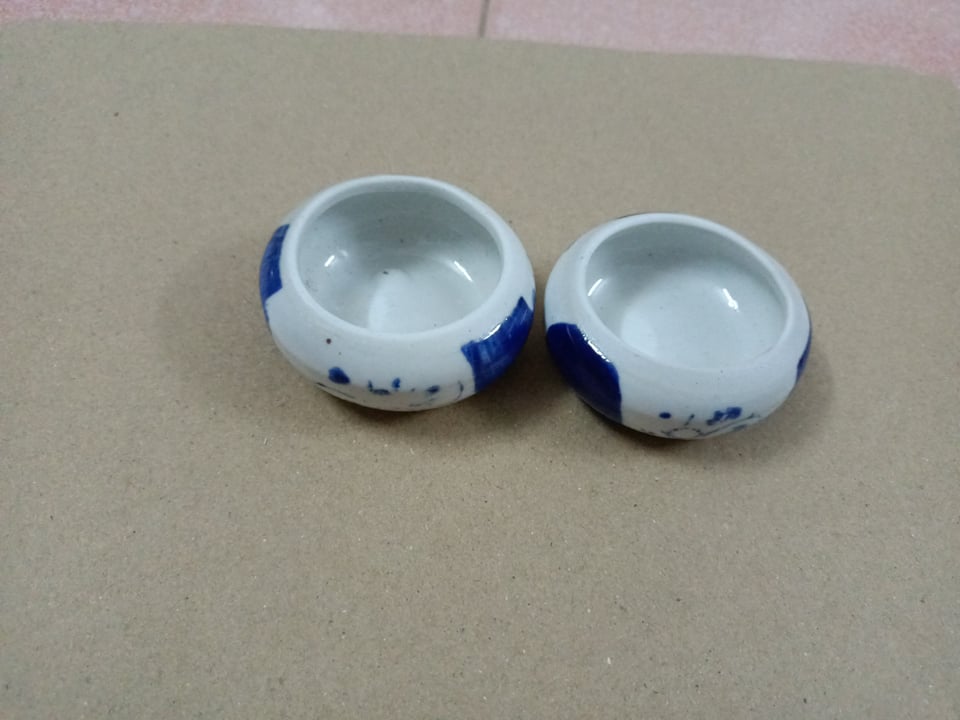 cóng sứ - chén sứ đự sâu cho chim sâu, chích chòe..