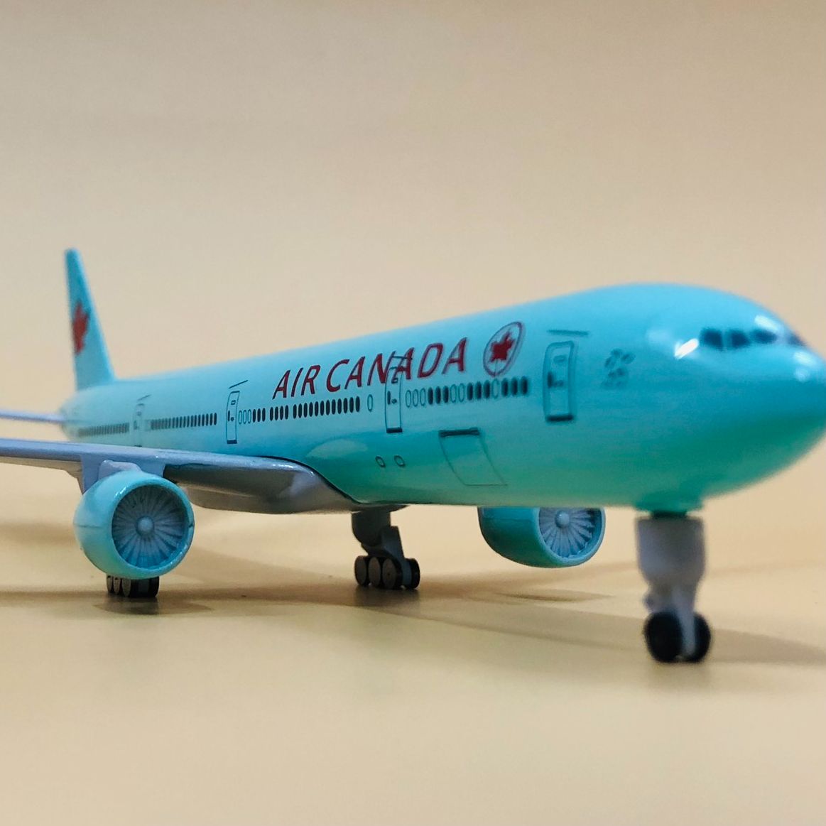 Mô hình máy bay kim loại air canada 20cm có bánh xe tỉ lệ chuẩn đẹp trưng bày