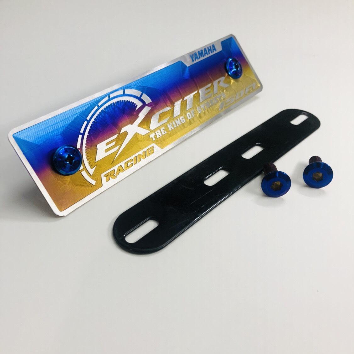 Bảng tên 3D EXCITER, Bảng tên titan Exciter mẫu mới, gắn các đời xe tặng pas kim loại và ốc titan gắn bảng tên, hình chụp thực tế_Hoành Sơn Racing