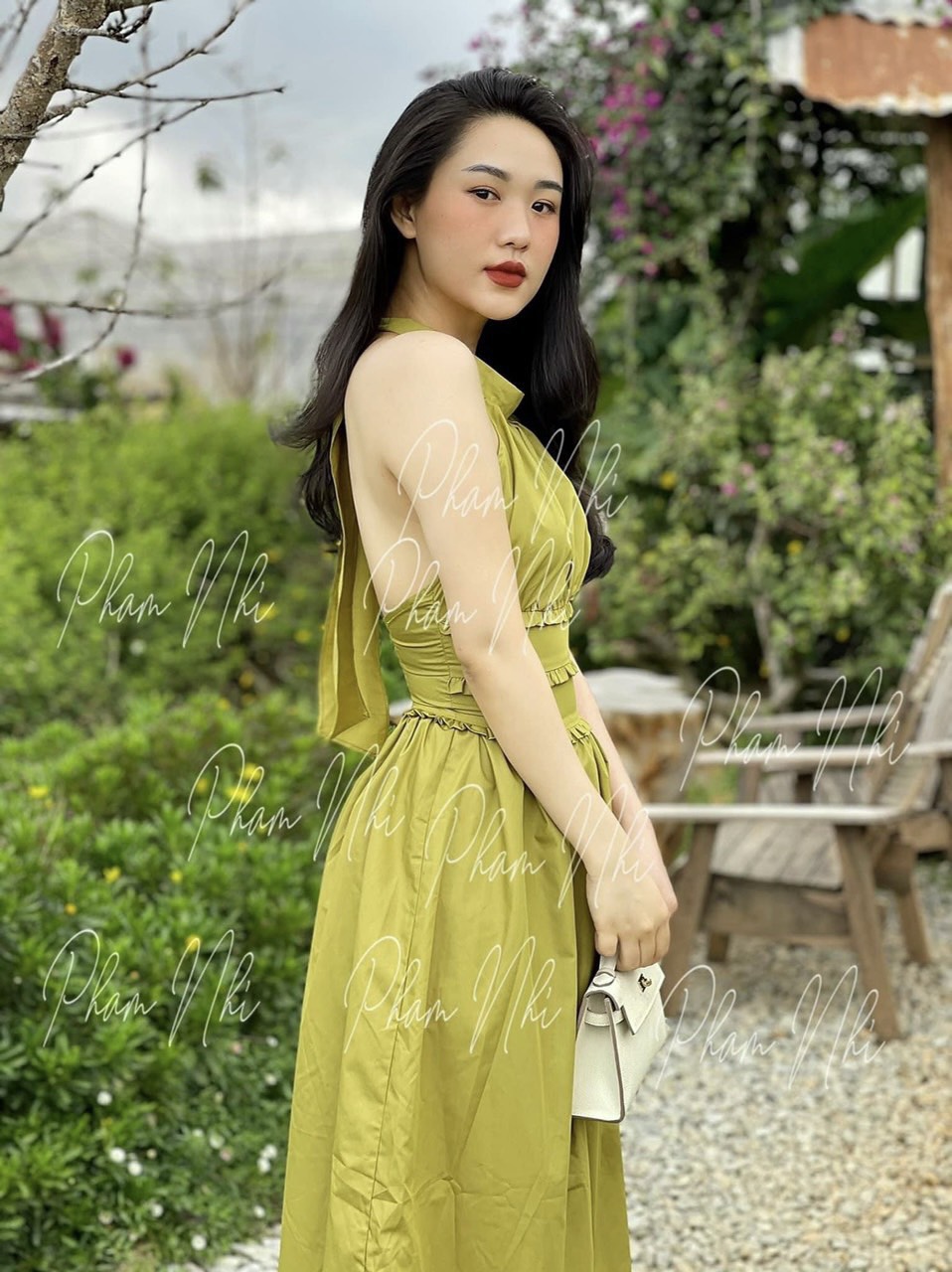 Đầm maxi yếm viền eo 2 màu xanh cốm, đỏ chất thô nến
