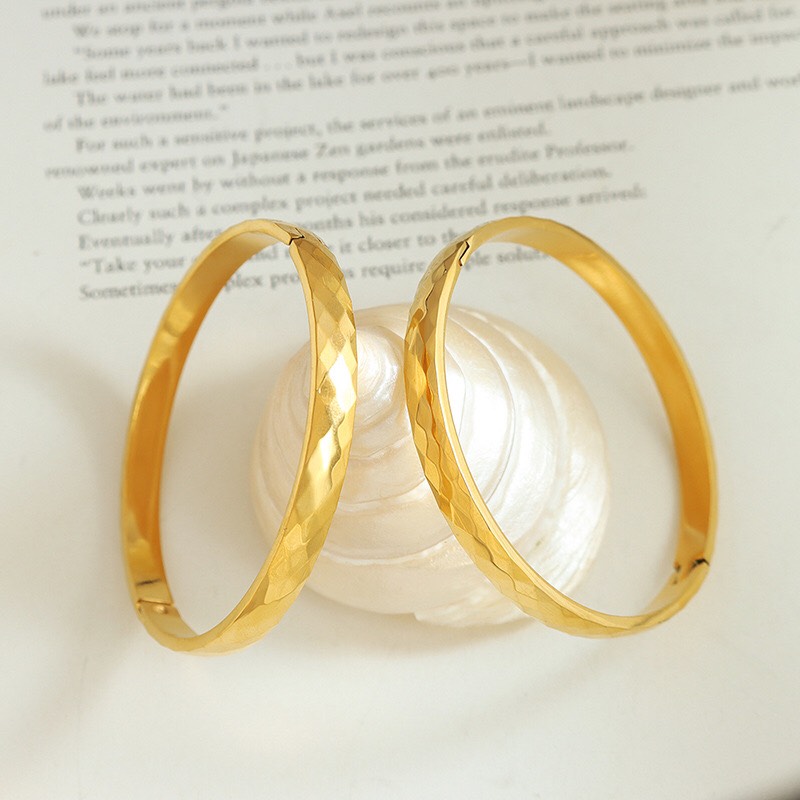 Vòng tay titan khoá móc máy lấp lánh