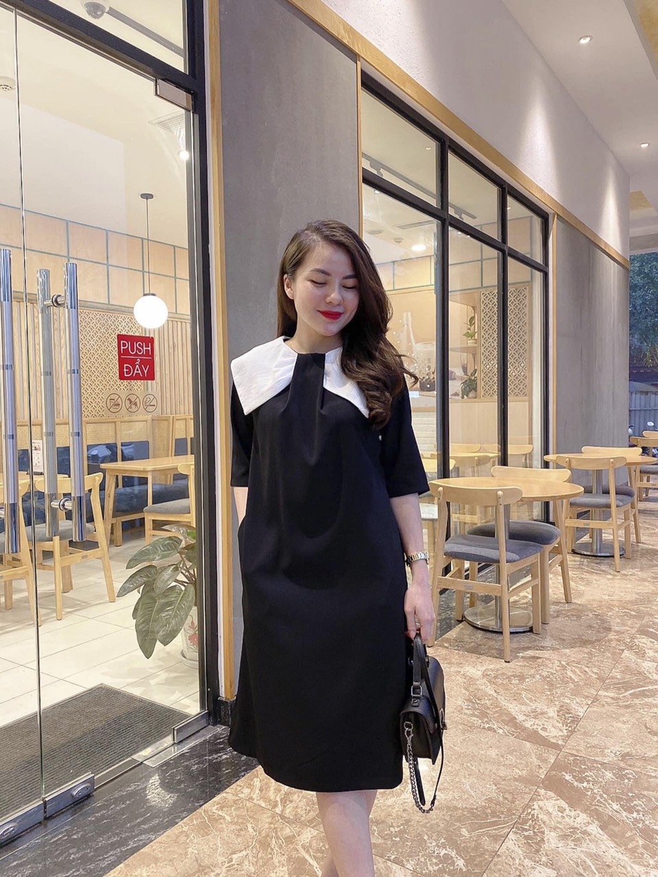 Váy bầu đen dáng suông phối cổ trắng
