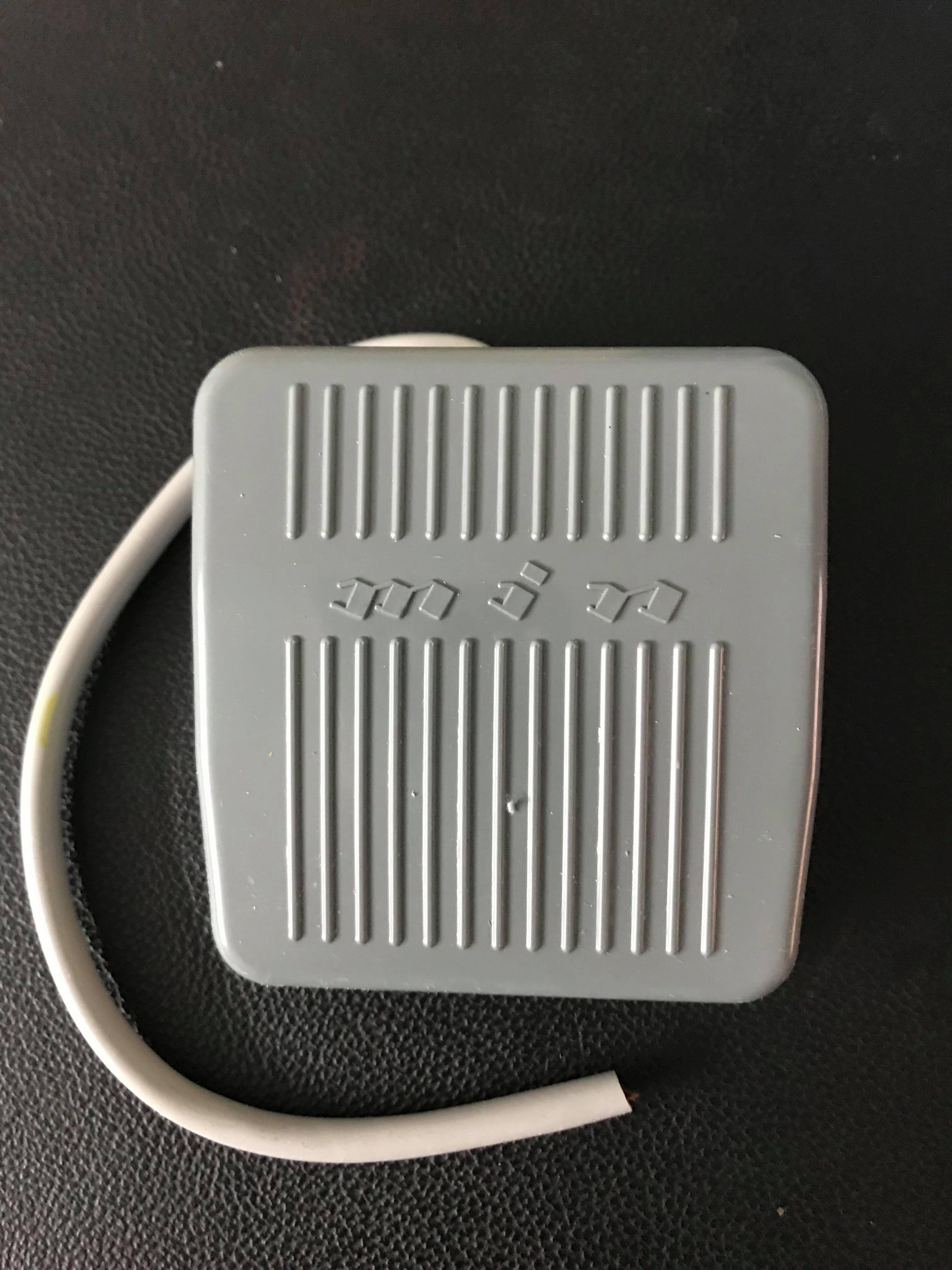 Công tắc  bàn đạp chân