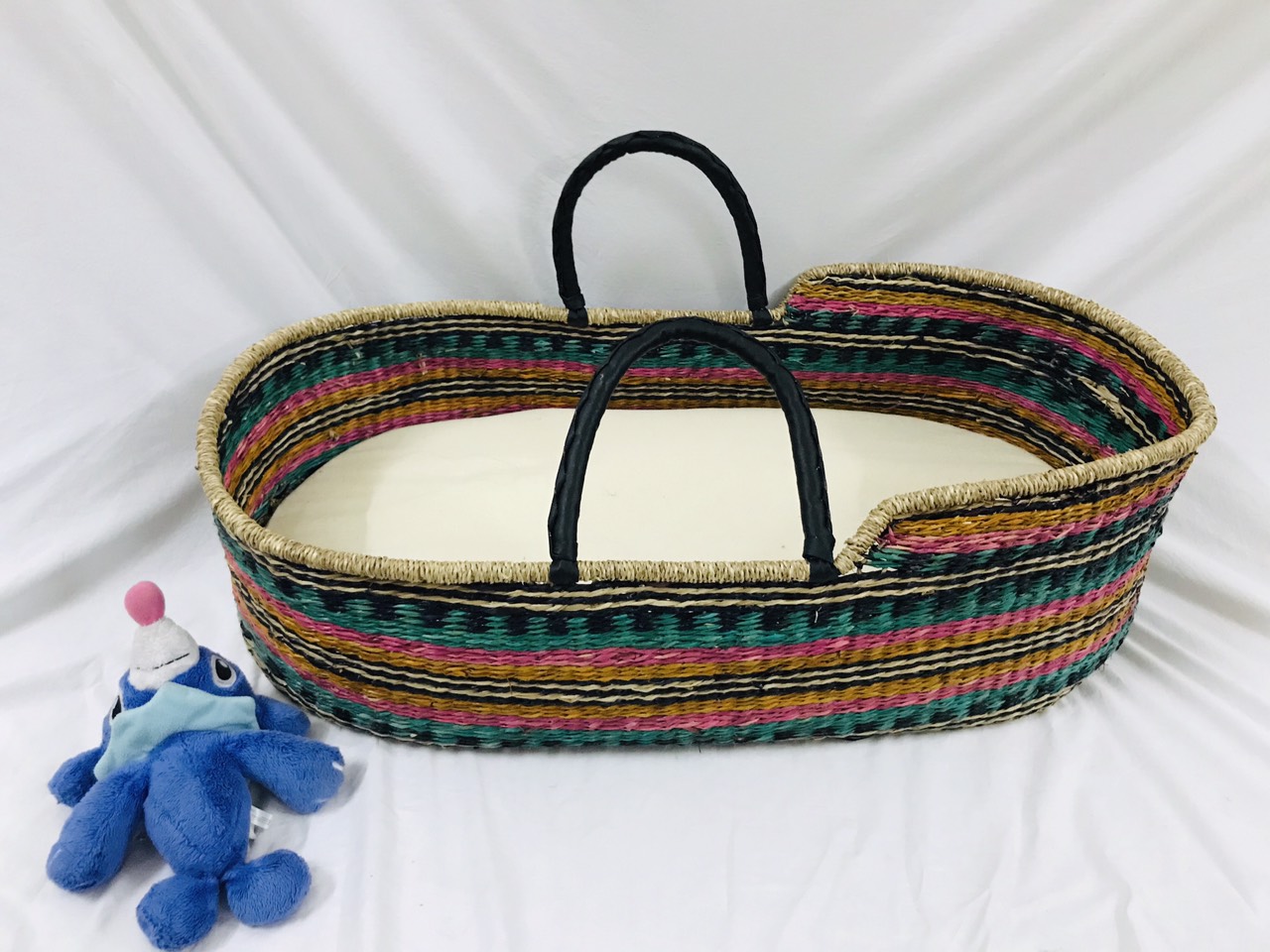 Nôi cói siêu xinh xắn dành cho em bé kích thước : Dài: 77 cm X Rộng: 42 cm X Cao 28 cm