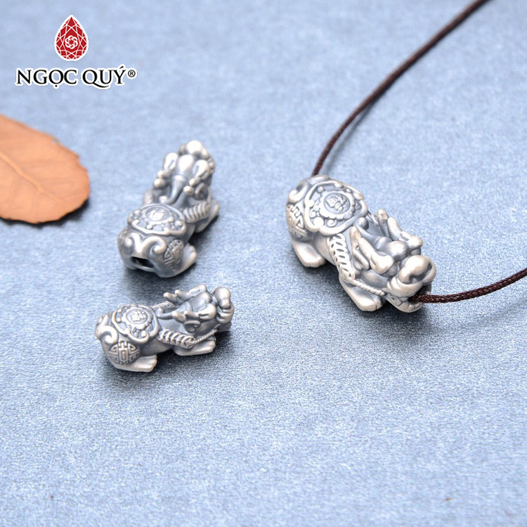 Charm tỳ hưu xỏ ngang họa tiết chữ tài lộc - Ngọc Quý Gemstones