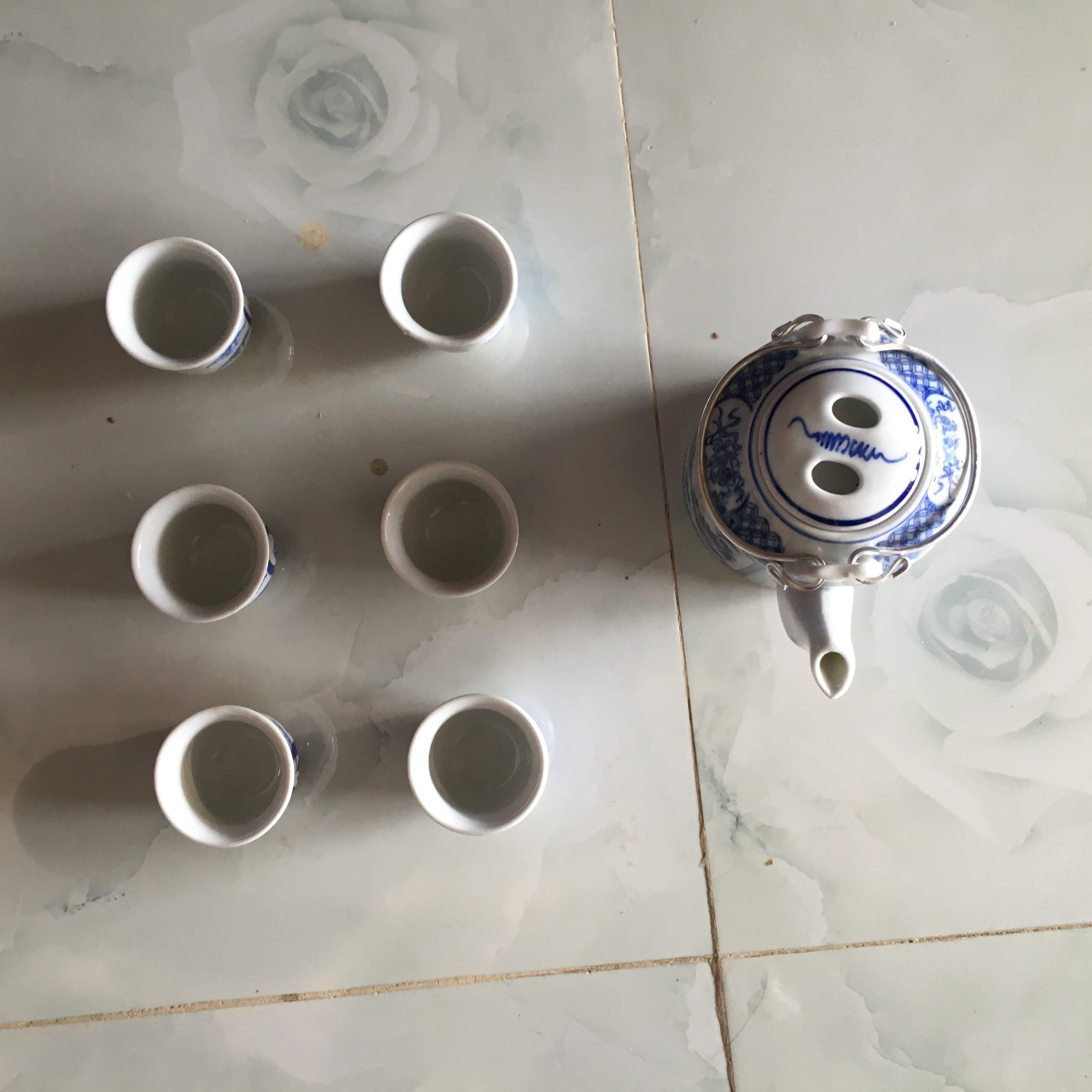 Sản phẩmgồm 1 ấm trà và 6 tách uống trà