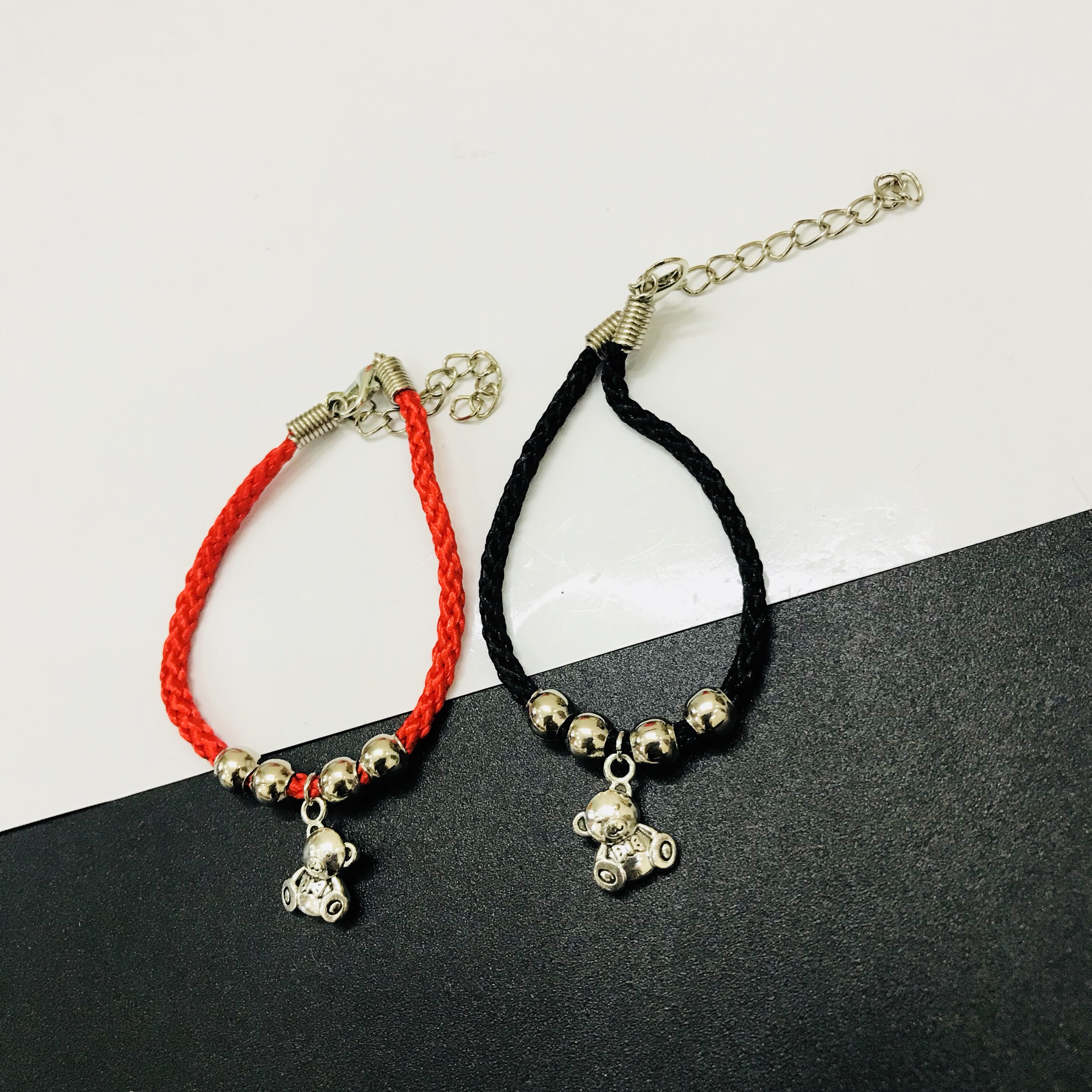 Set 2 vòng tay chỉ đỏ đen mặt chú gấu
