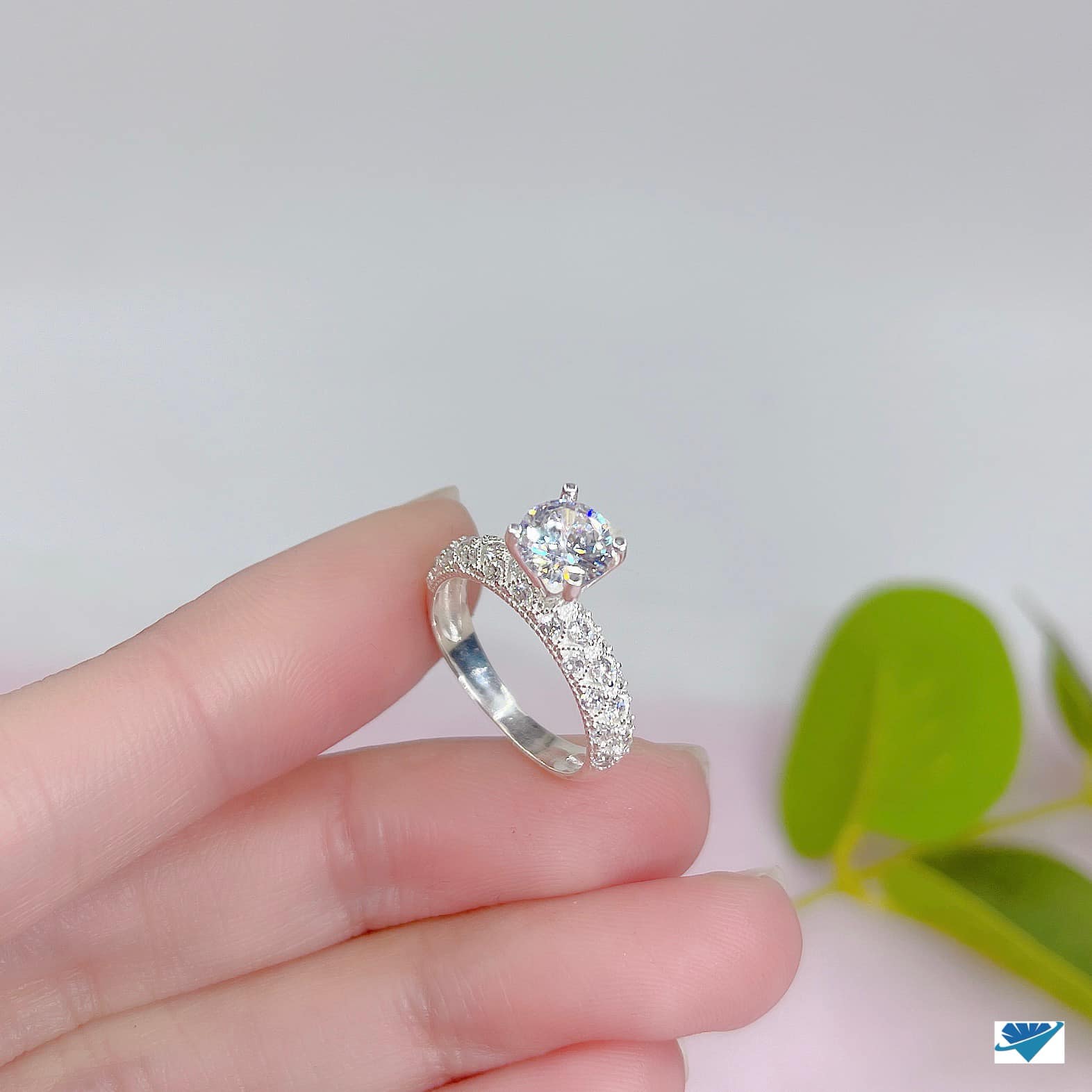 Nhẫn nữ bằng bạc đính đá cao cấp MS08g