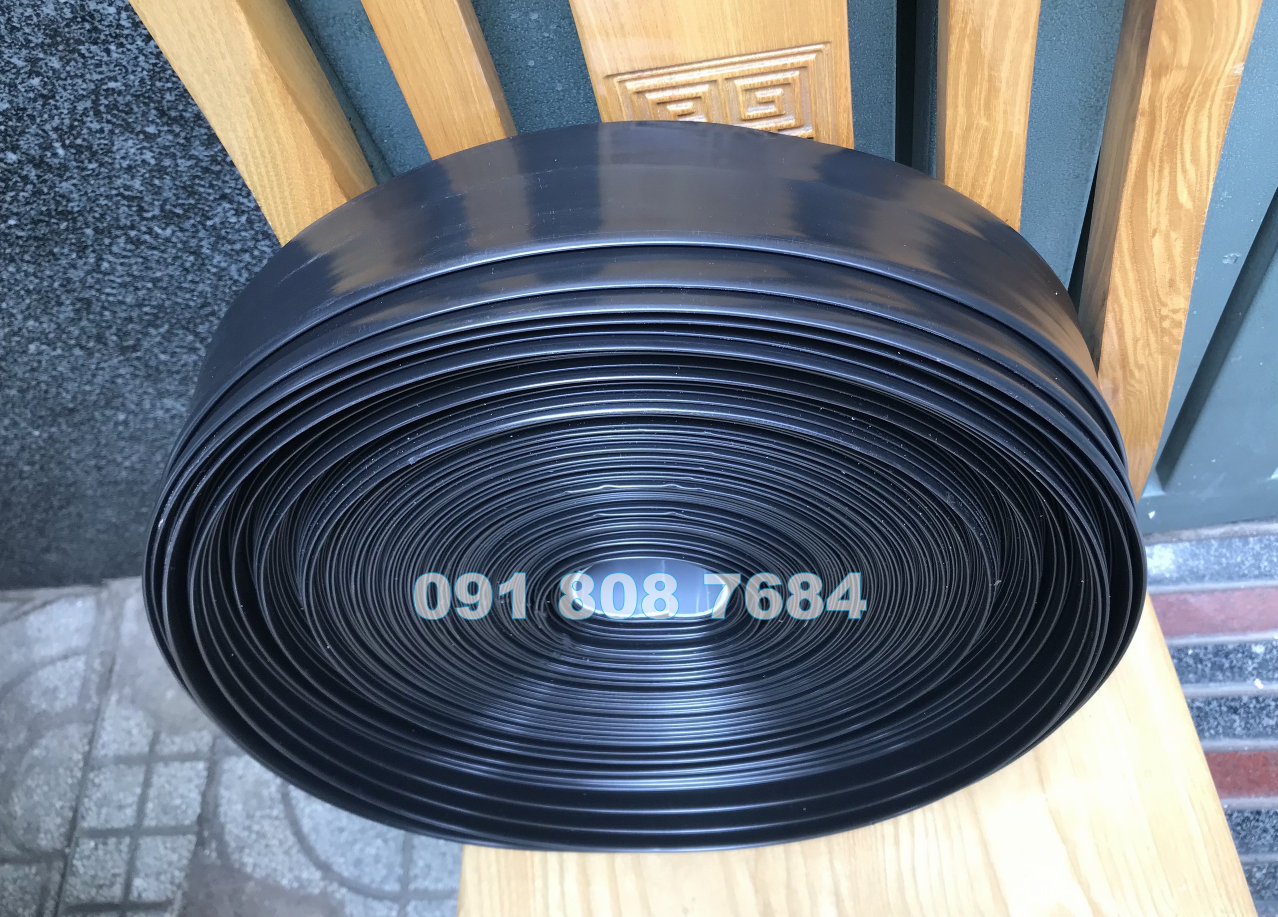 ỐNG TƯỚI DẸP PHUN MƯA PHI 42MM, CHIỀU DÀI 100M (ỐNG AVA ĐỤC 3 LỖ)