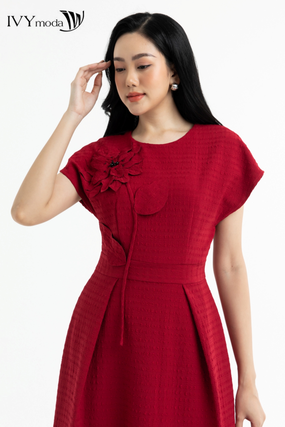 Đầm cài hoa nổi IVY moda MS 48M7506