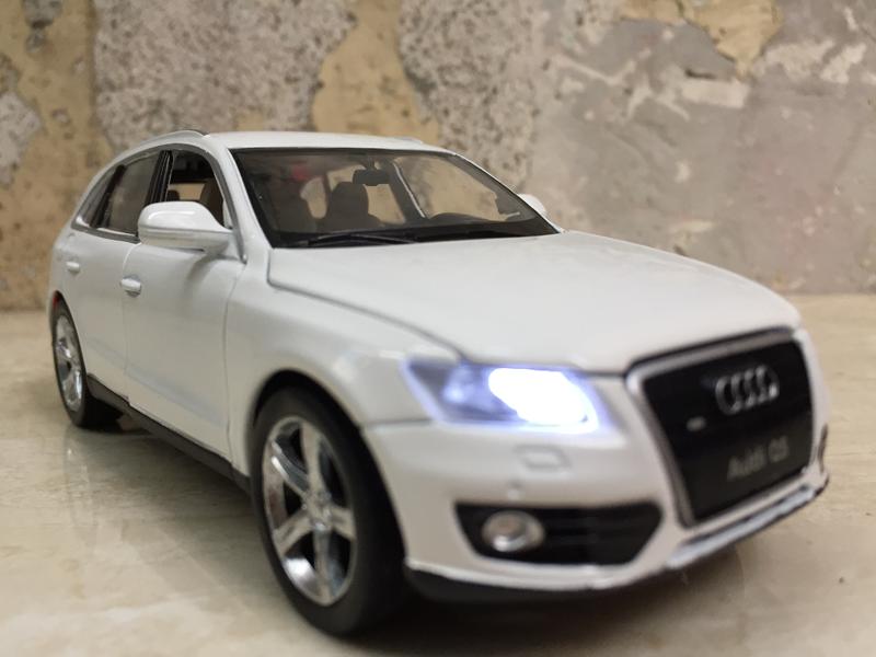 Mô hình xe Ô tô AUDI Q5 1:32