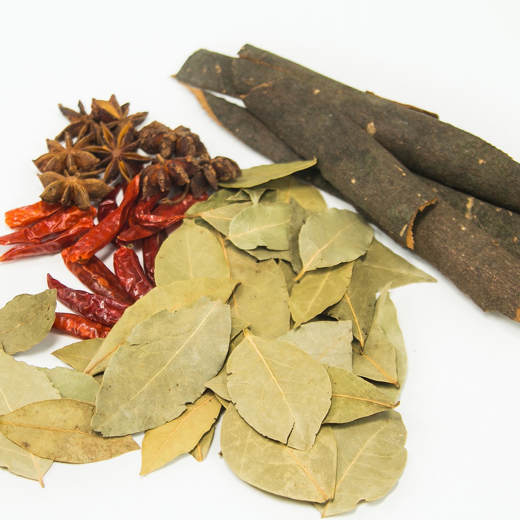 LÁ NGUYỆT QUẾ (LÁ THƠM, BAY LEAF) (200g hút chân không)