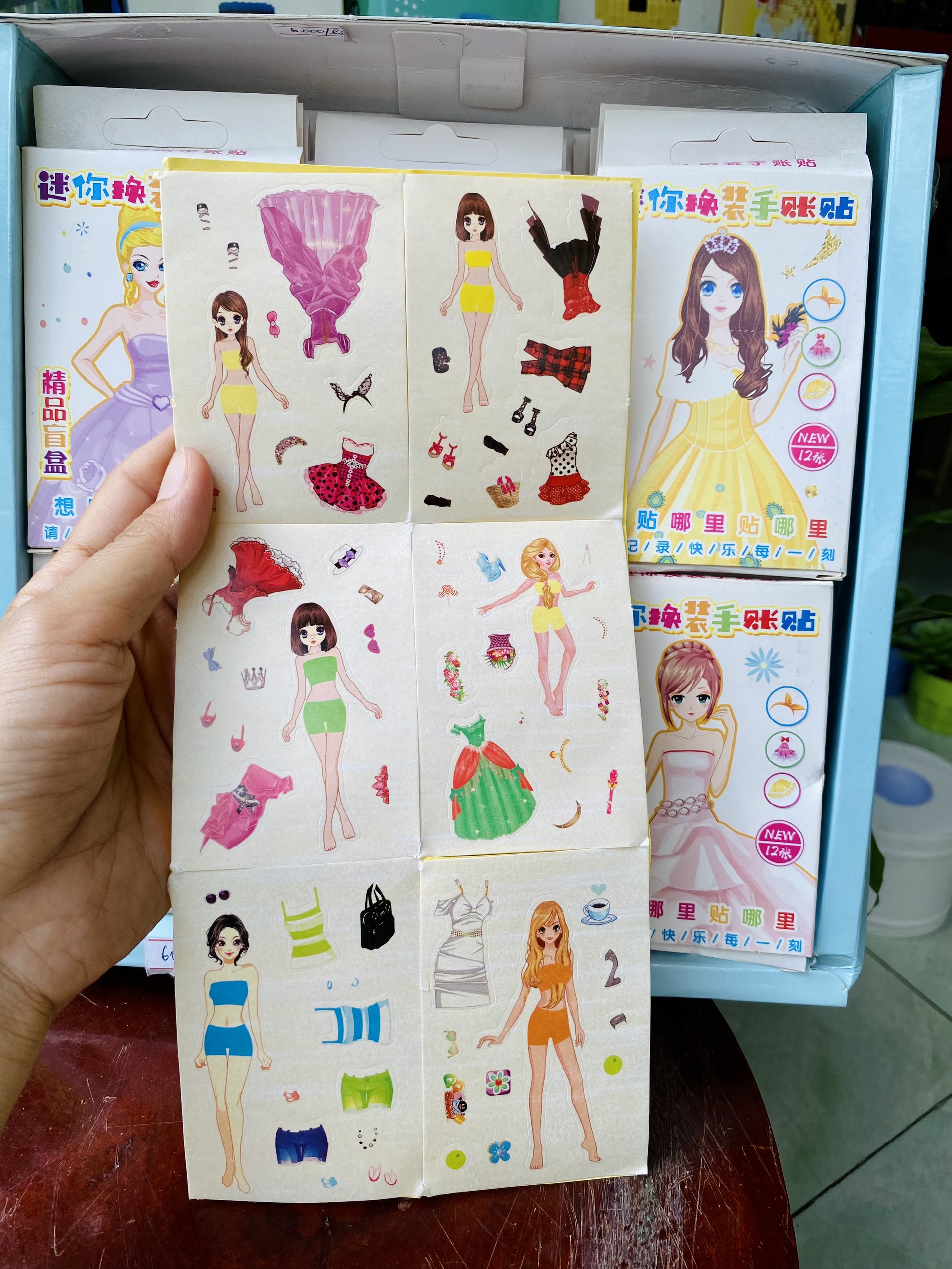 Hộp hình dán sticker công chúa 12 mặt